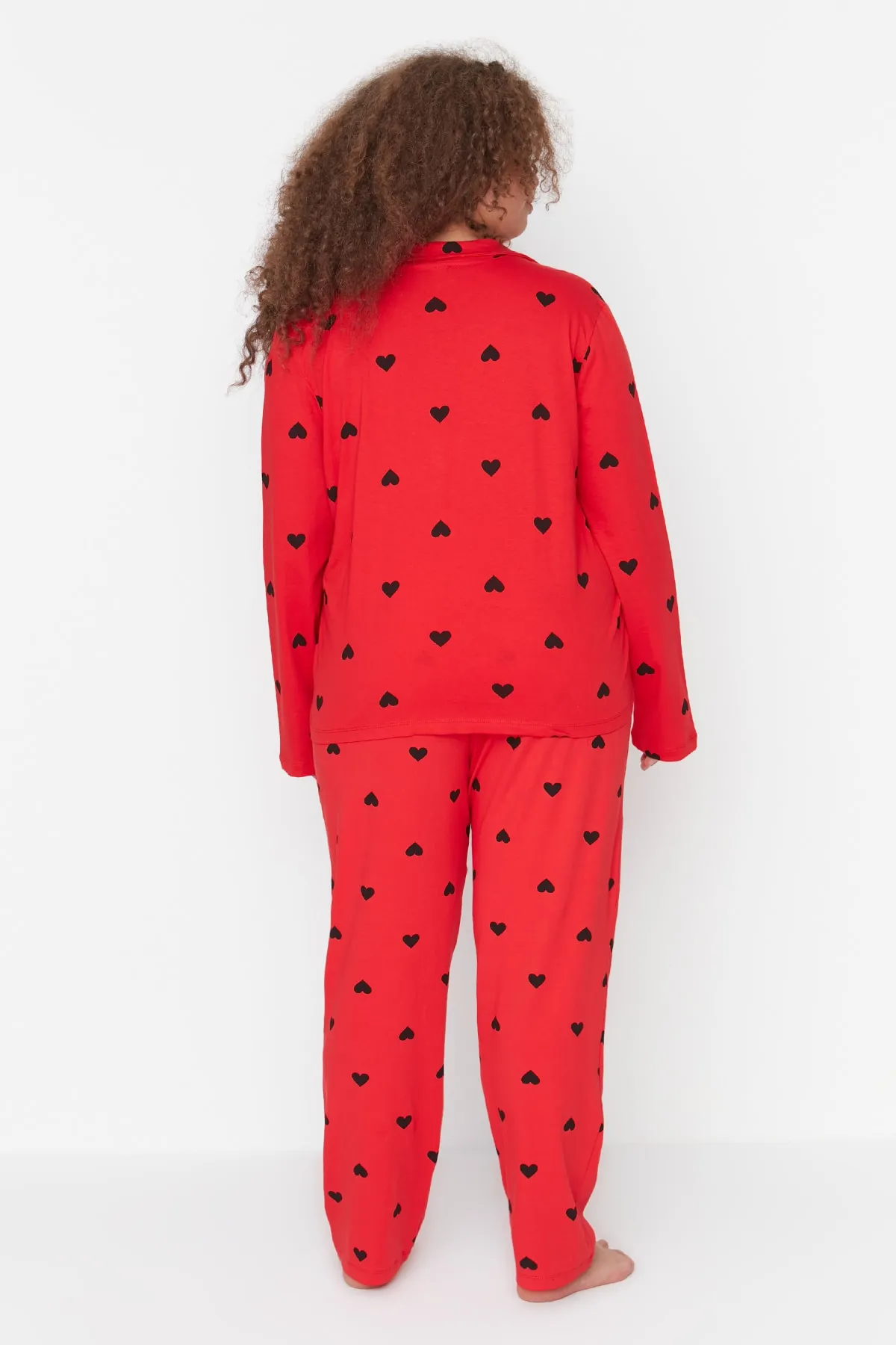 Trendyol Curve  Gestricktes Pyjama-Set mit rotem Herz-Hemdkragen TBBAW23AI00019