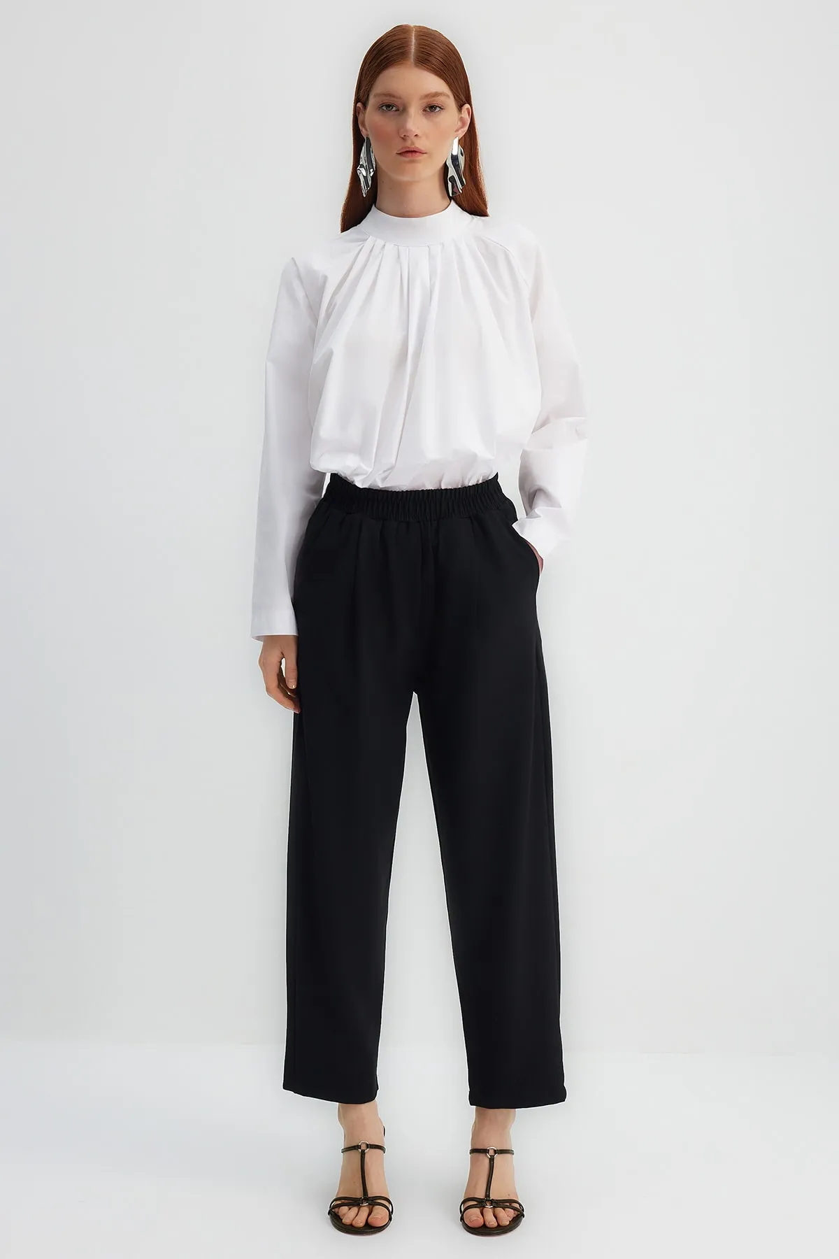 Trendyol Modest  X Kevser Sarıoğlu Schwarze gewebte Hose mit elastischem Bund TCLSS23TP00003