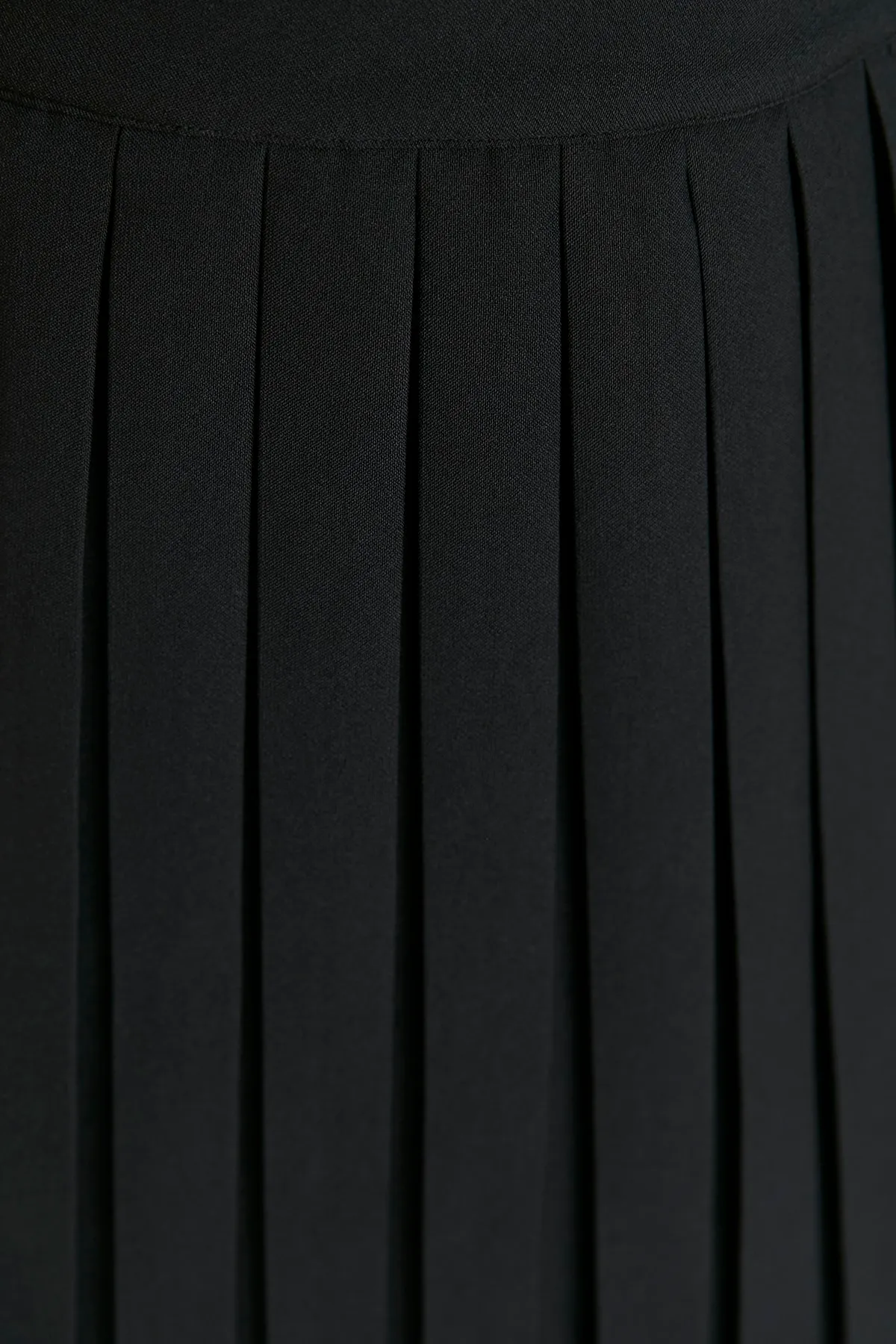 Trendyol Collection  Schwarzer Webrock in Minilänge – Faltendetail, TWOAW21ET0111