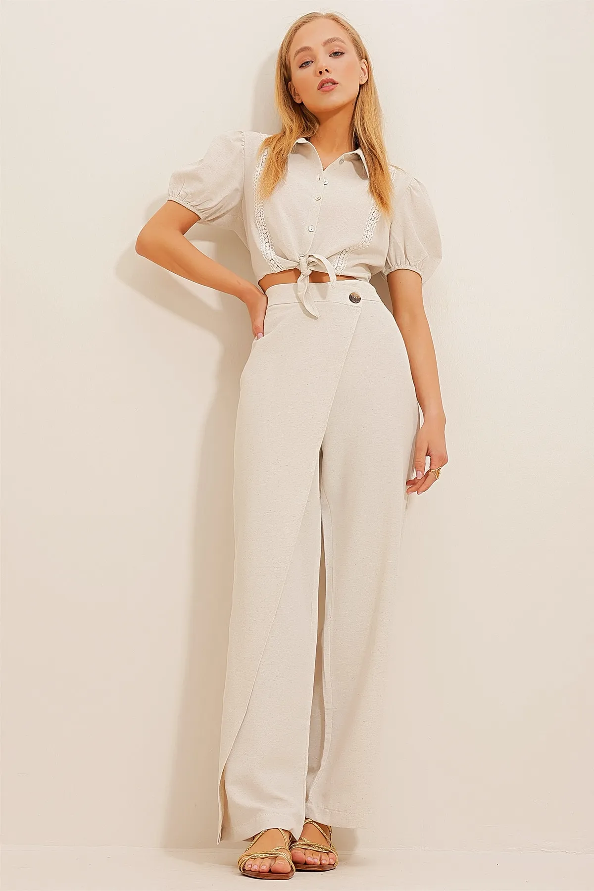 Trend Alaçatı Stili  Damen-Leinenhose aus cremefarbenem Leinen mit Klappe vorne ALC-X10486