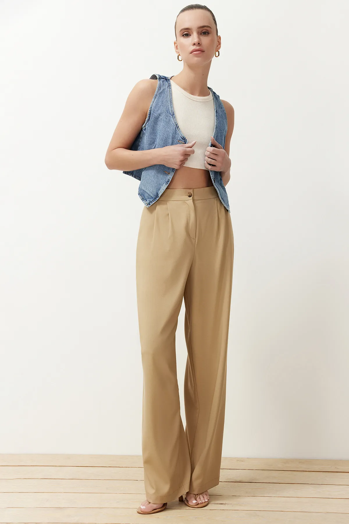 Trendyol Collection  Nerzfarbene Hose mit geradem Schnitt und Gürteldetail TWOSS24PL00023