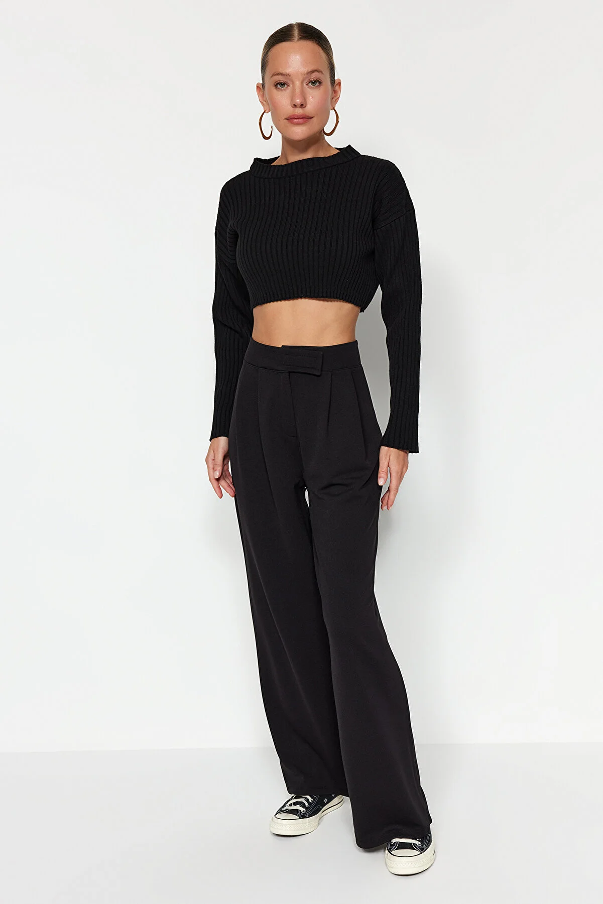 Trendyol Collection  Schwarze Strickhose mit hohem Bund, weitem Bein und Klettverschluss, plissiert, weit geschnitten, TWOAW24PL00177