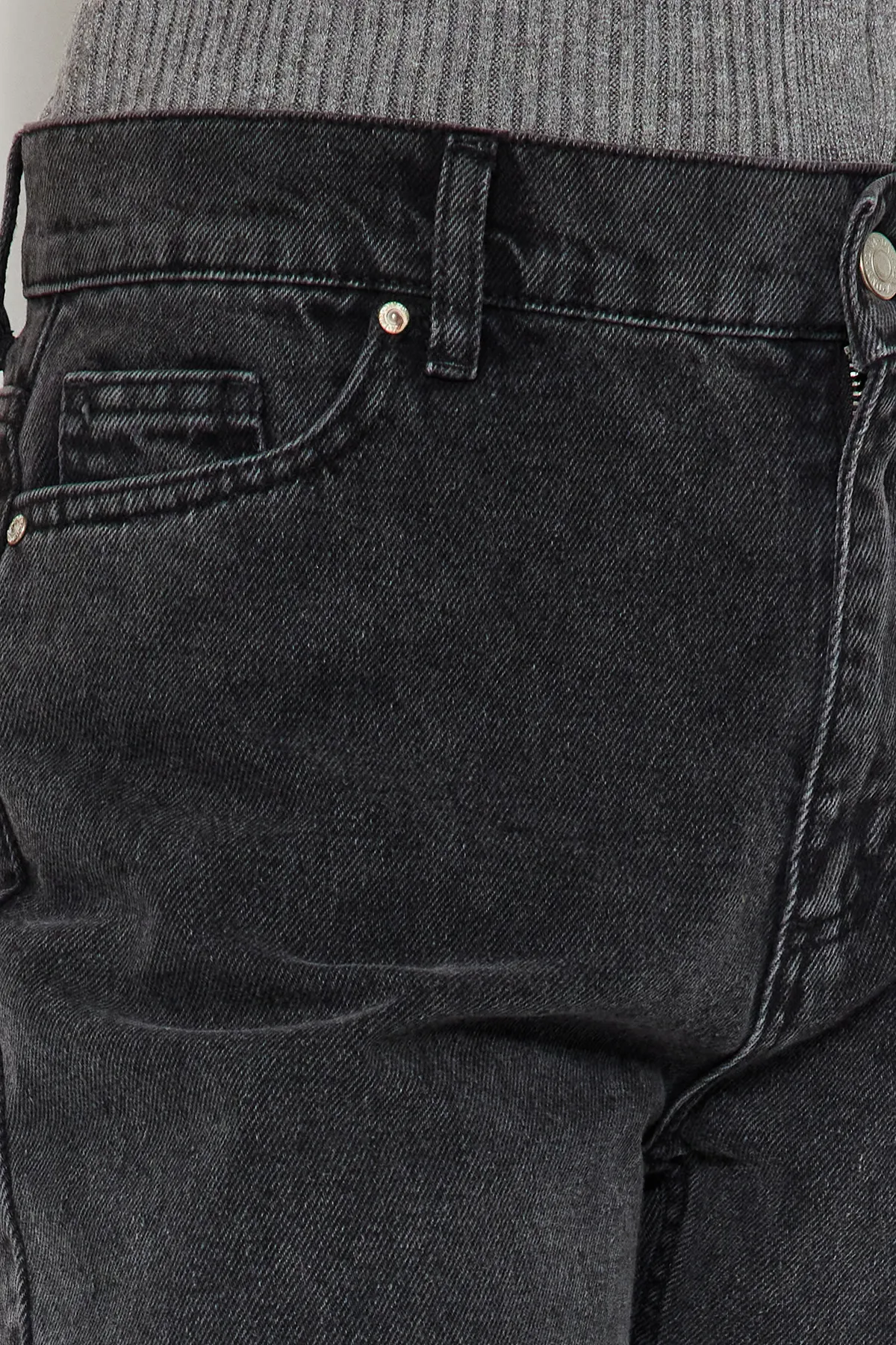 Trendyol Collection  Anthrazitfarbene Jeans mit niedriger Taille und weitem Bein TWOAW23JE00566