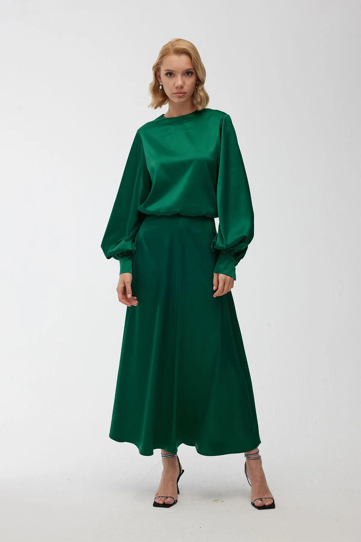 Manuka  Satin-Abendkleid, ausgestellter Rock, Smaragdgrün
