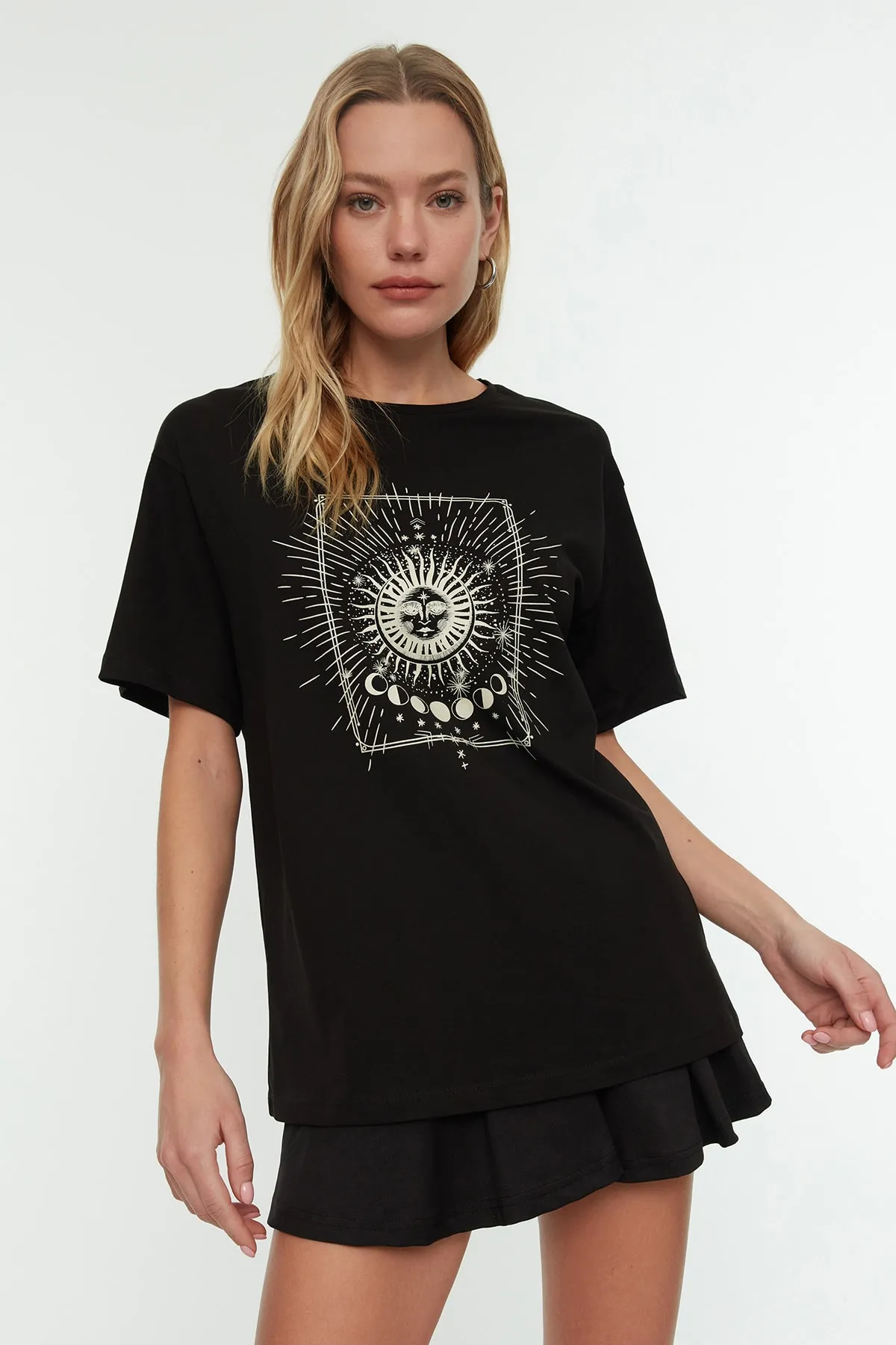 Trendyol Collection  Schwarzes, bedrucktes, übergroßes/weit geschnittenes Strick-T-Shirt mit Rundhalsausschnitt, 100 % Baumwolle TWOSS20TS0247