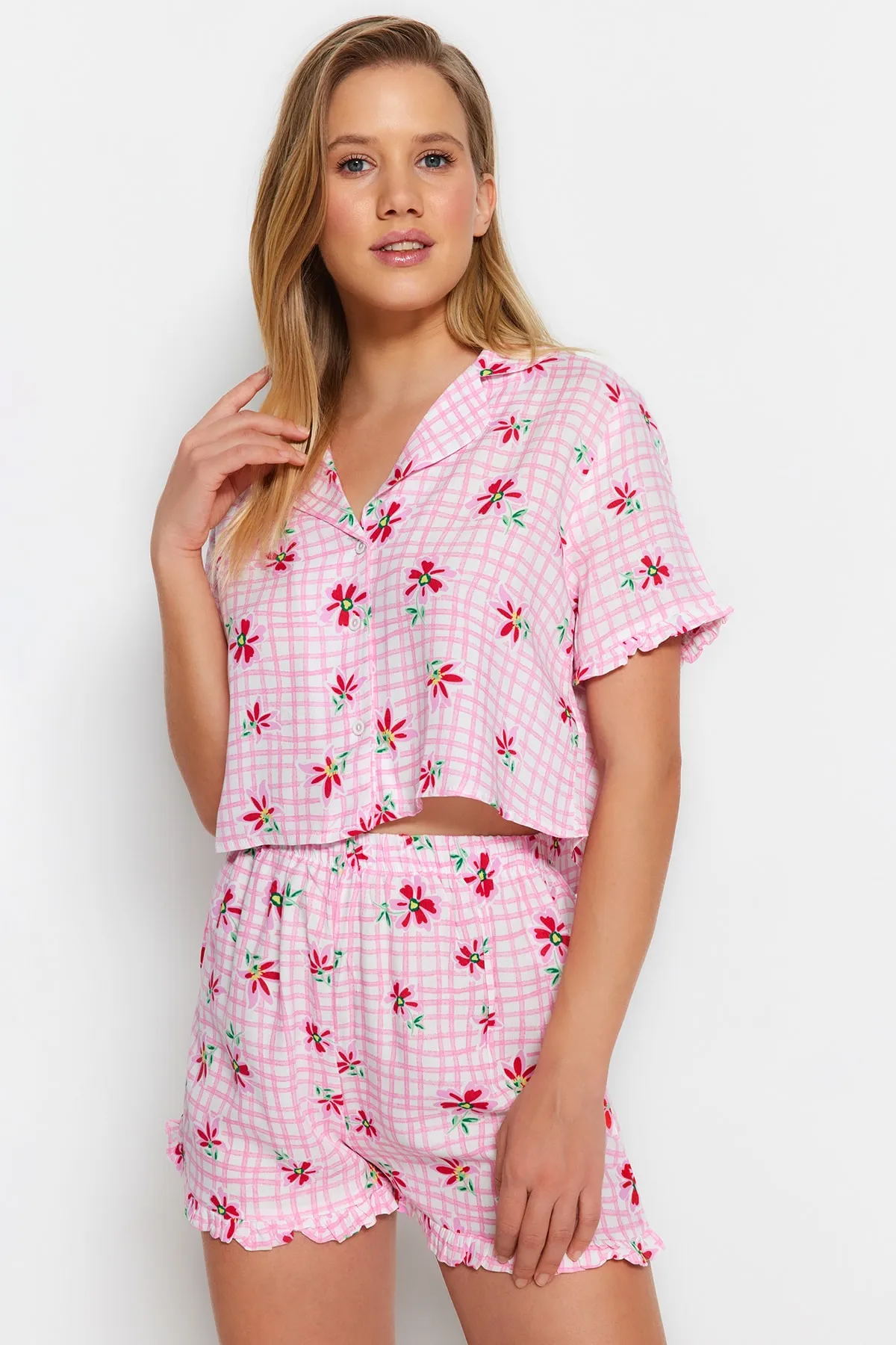 Trendyol Collection  Rosafarbenes, gewebtes Pyjama-Set mit Hemd und Shorts aus Viskose mit Blumenmuster THMSS23PT00167