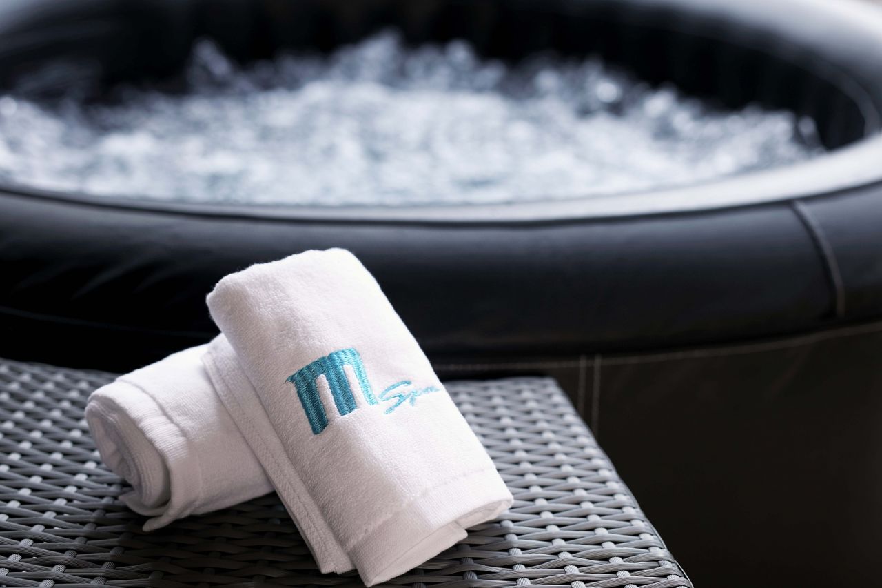 PureHaven MSpa PureHaven aufblasbarer Whirlpool 204x204x70 cm für 6 Personen selbstreinigend inkl. Filterkatuschen und Abdeckung Leergewicht 39 kg