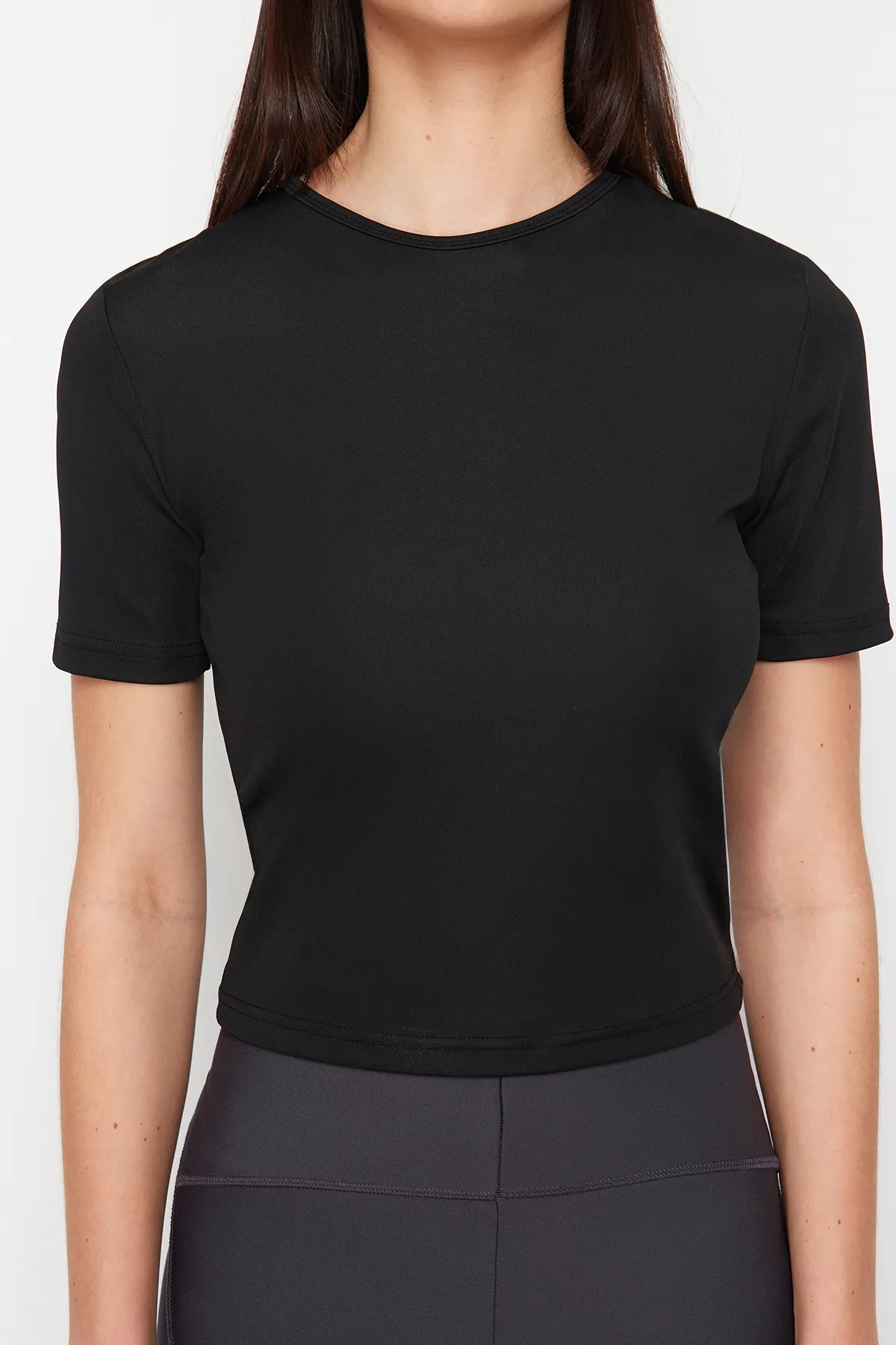 Trendyol Collection  Schwarzes, dünnes Ektra-Gewebe, Rundhalsausschnitt, gestricktes Sport-Top/Bluse THMSS24BZ00008