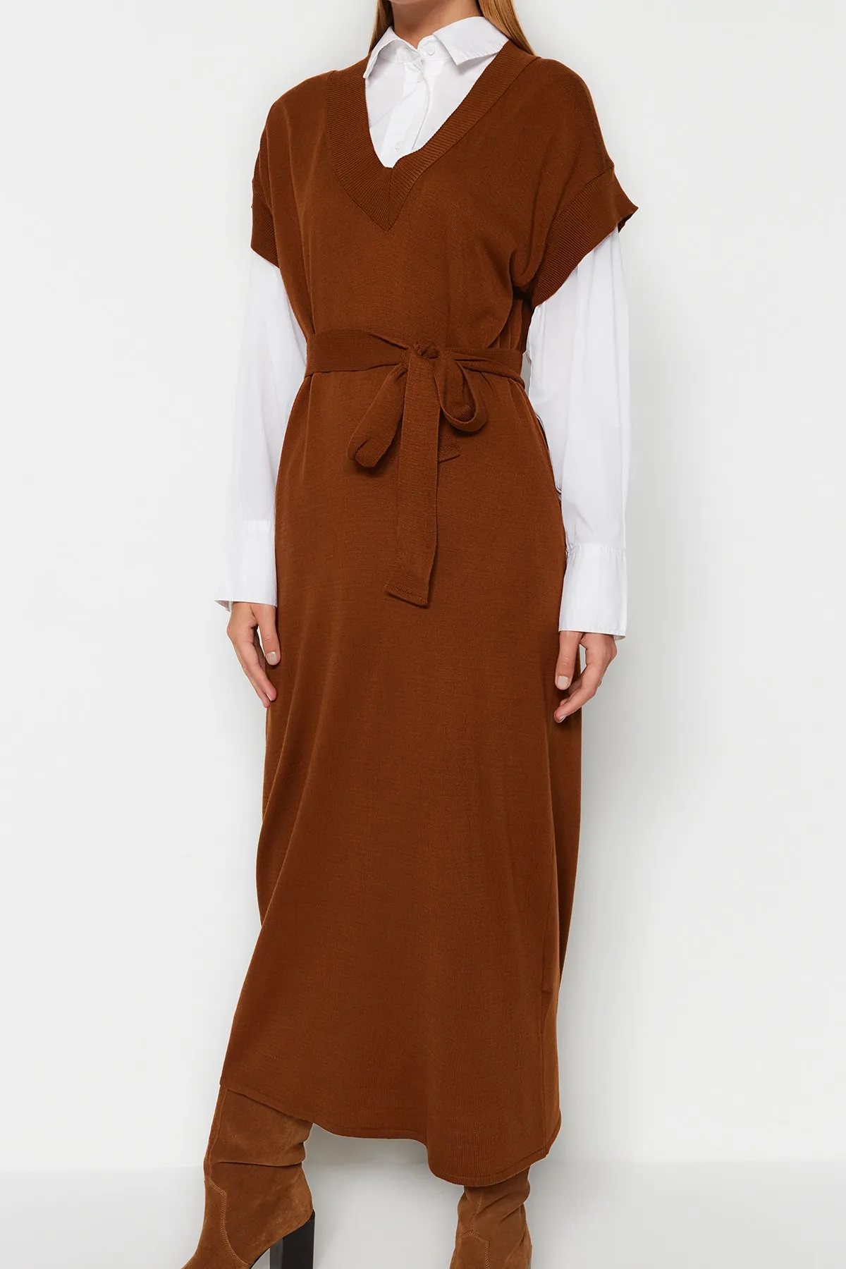 Trendyol Modest  Dunkelbraunes langes Strickpulloverkleid mit Gürtel TCTAW24UV00020