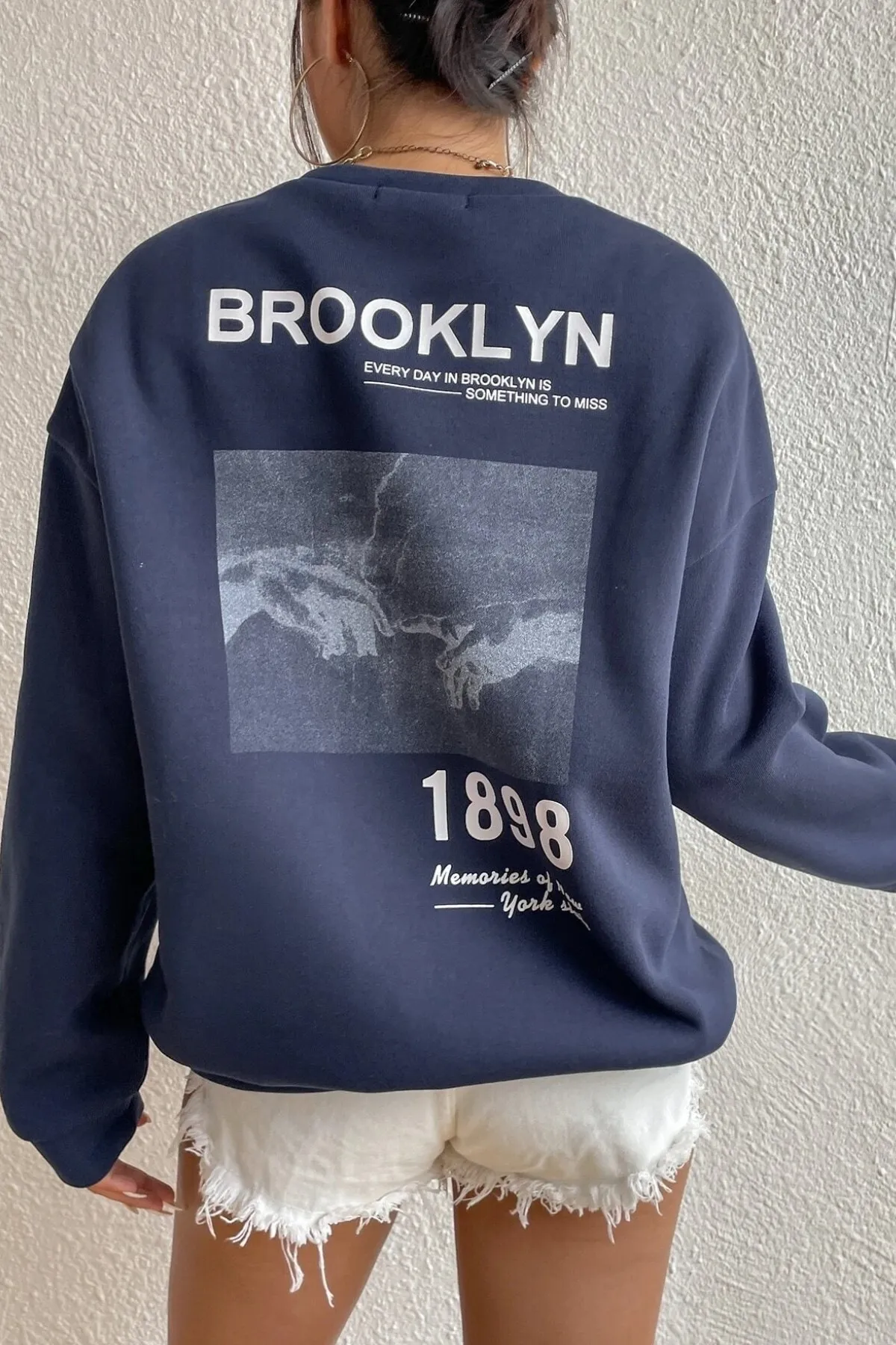 MODAGEN  Unisex-Sweatshirt „Brooklyn 1898“ in Marineblau mit Rundhalsausschnitt und Übergröße