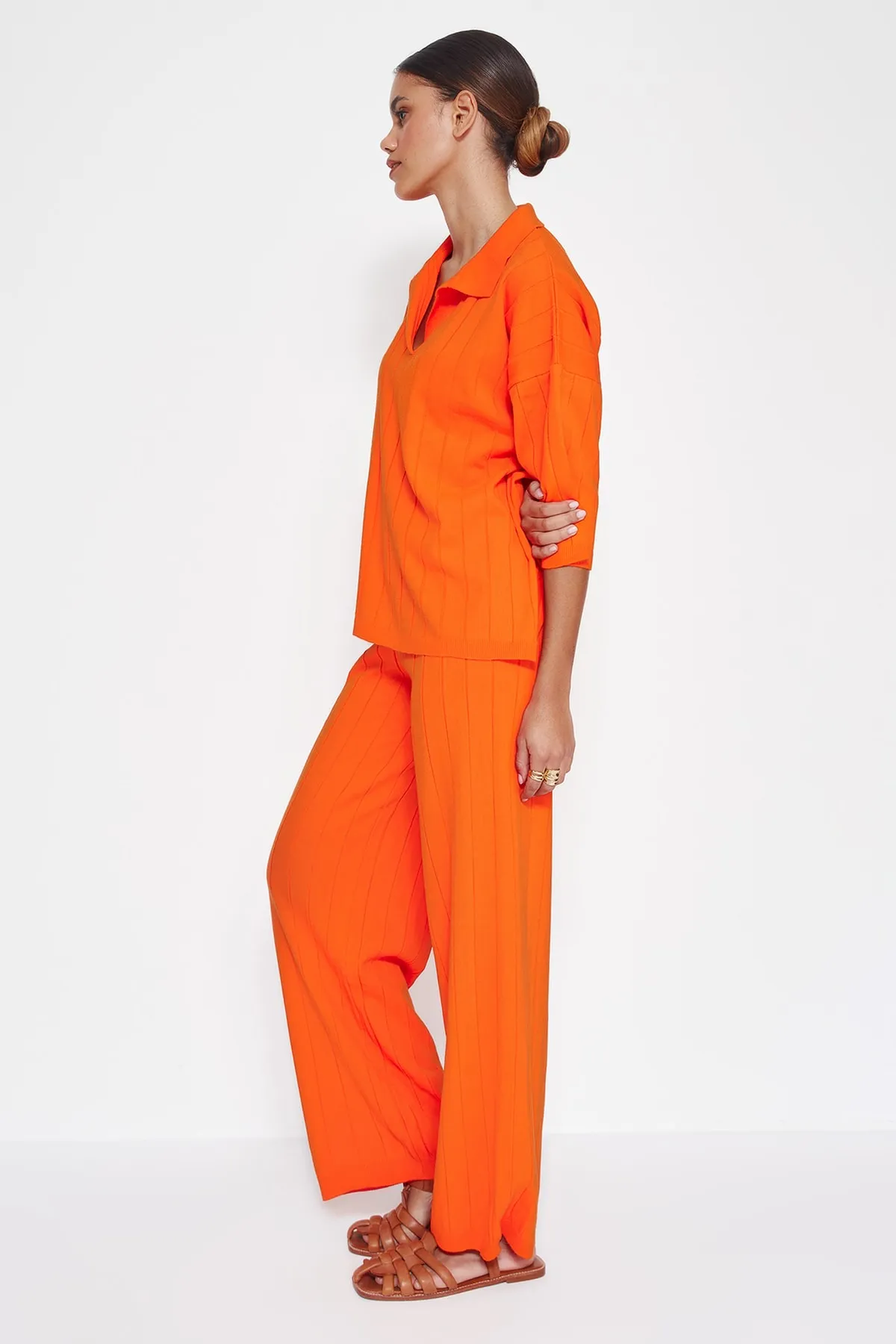 Trendyol Collection  Orangefarbenes Basic-Set aus Oberteil und Unterteil aus Strick TWOSS23AU00029
