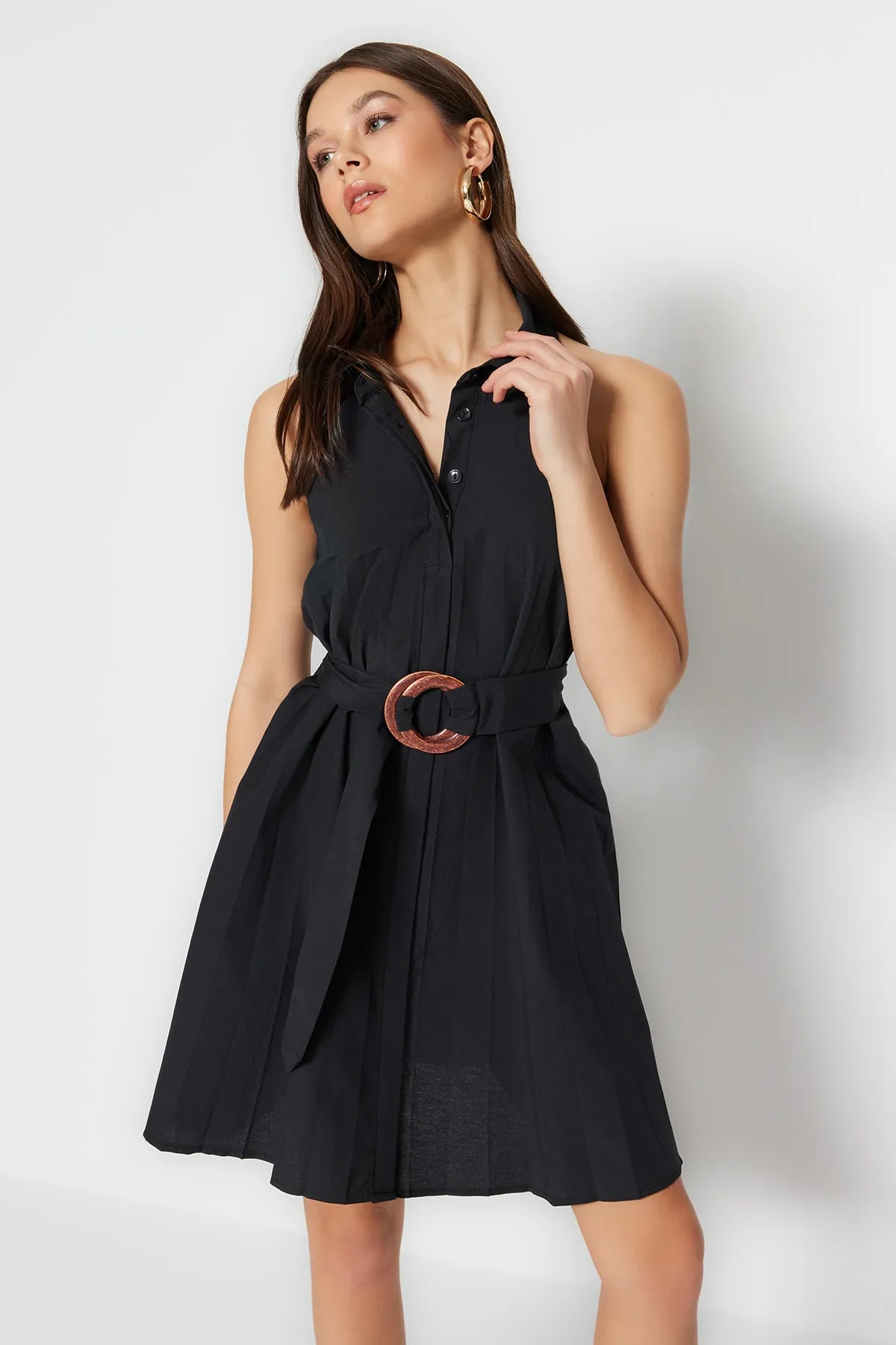 Trendyol Collection  Schwarzes, plissiertes Minikleid aus Baumwolle mit Gürtel TWOSS23EL00270
