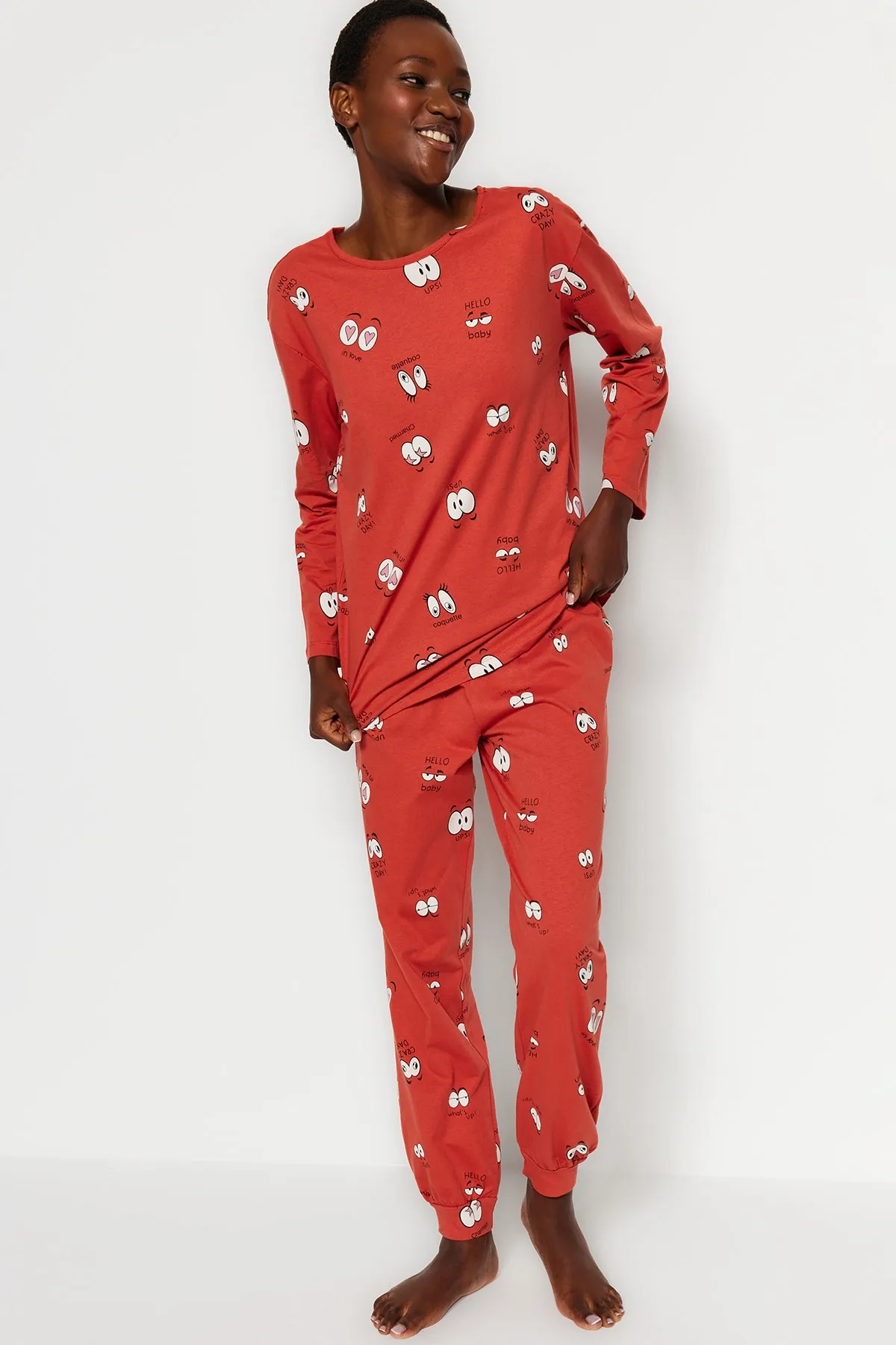 Trendyol Collection  Zimtfarbenes T-Shirt-Jogger-Strick-Pyjama-Set aus 100 % Baumwolle mit Augenmuster THMAW22PT0270
