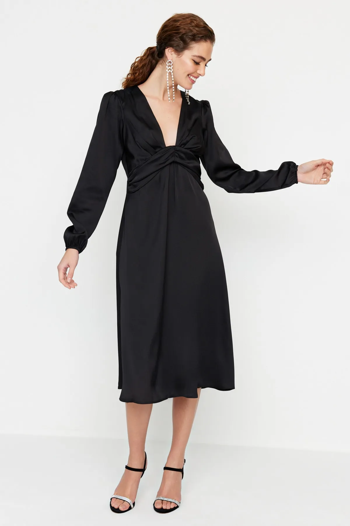 Trendyol Collection  Schwarzes, tief ausgeschnittenes, gewebtes, elegantes Abendkleid TPRAW23EL00220