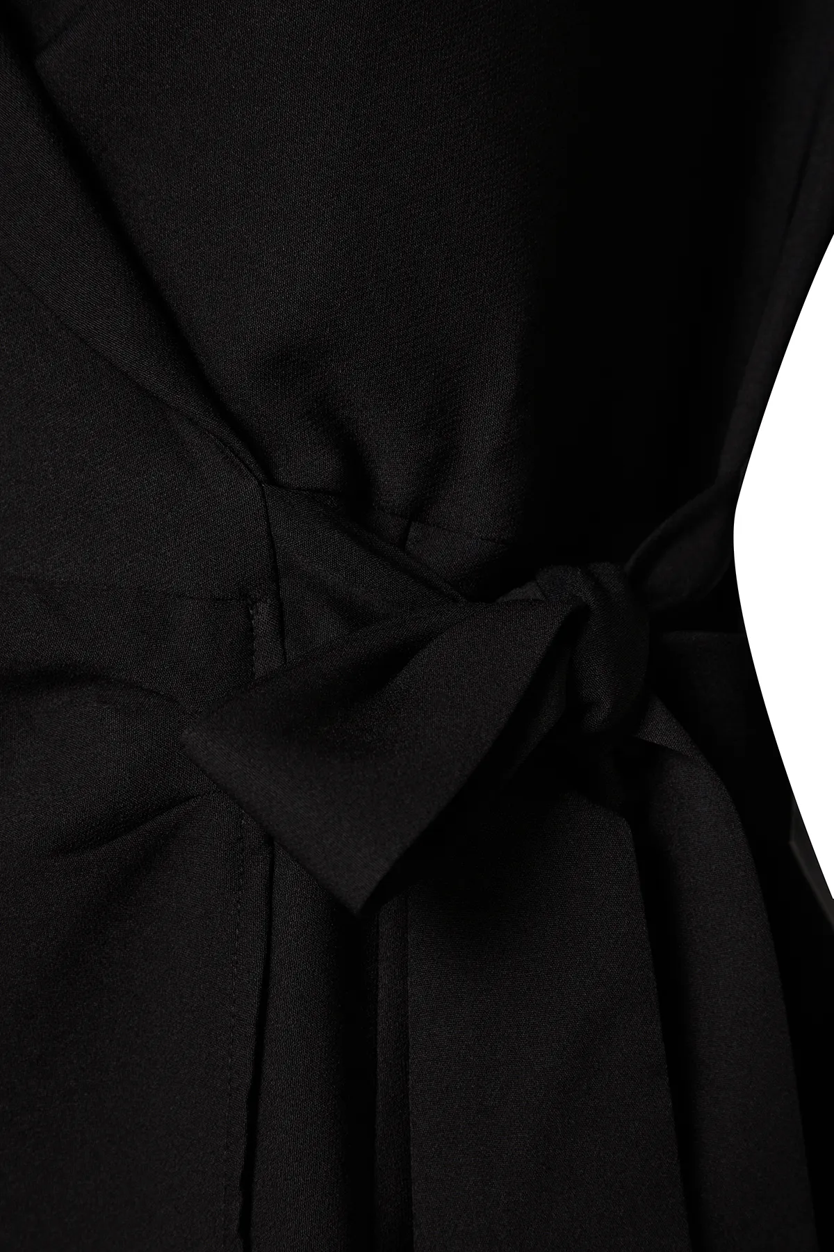 Trendyol Curve  Schwarzes gerades, zweireihiges Mini-Gewebekleid in Übergröße TBBAW24AH00058