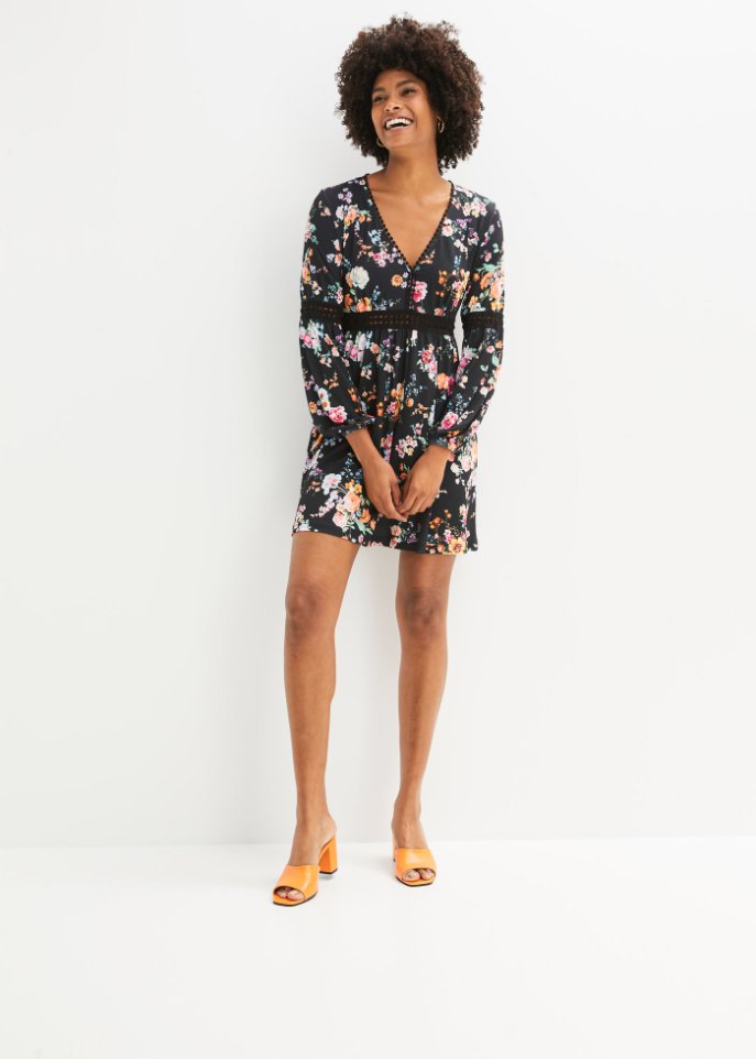 Kleid mit Häkeleinsatz