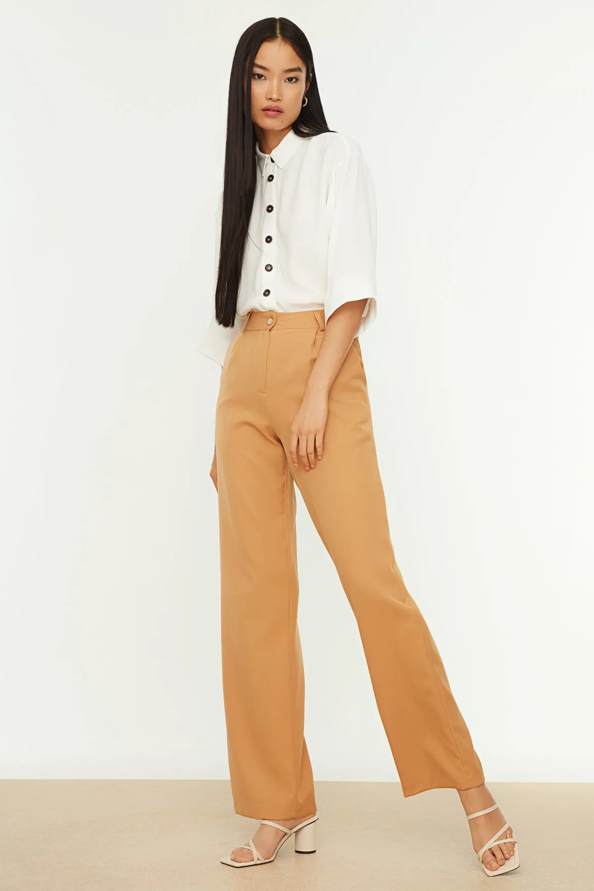 Trendyol Collection  Braune, gewebte Hose mit hoher Taille und weitem Bein/Plissee mit weitem Bein TWOAW21PL0076