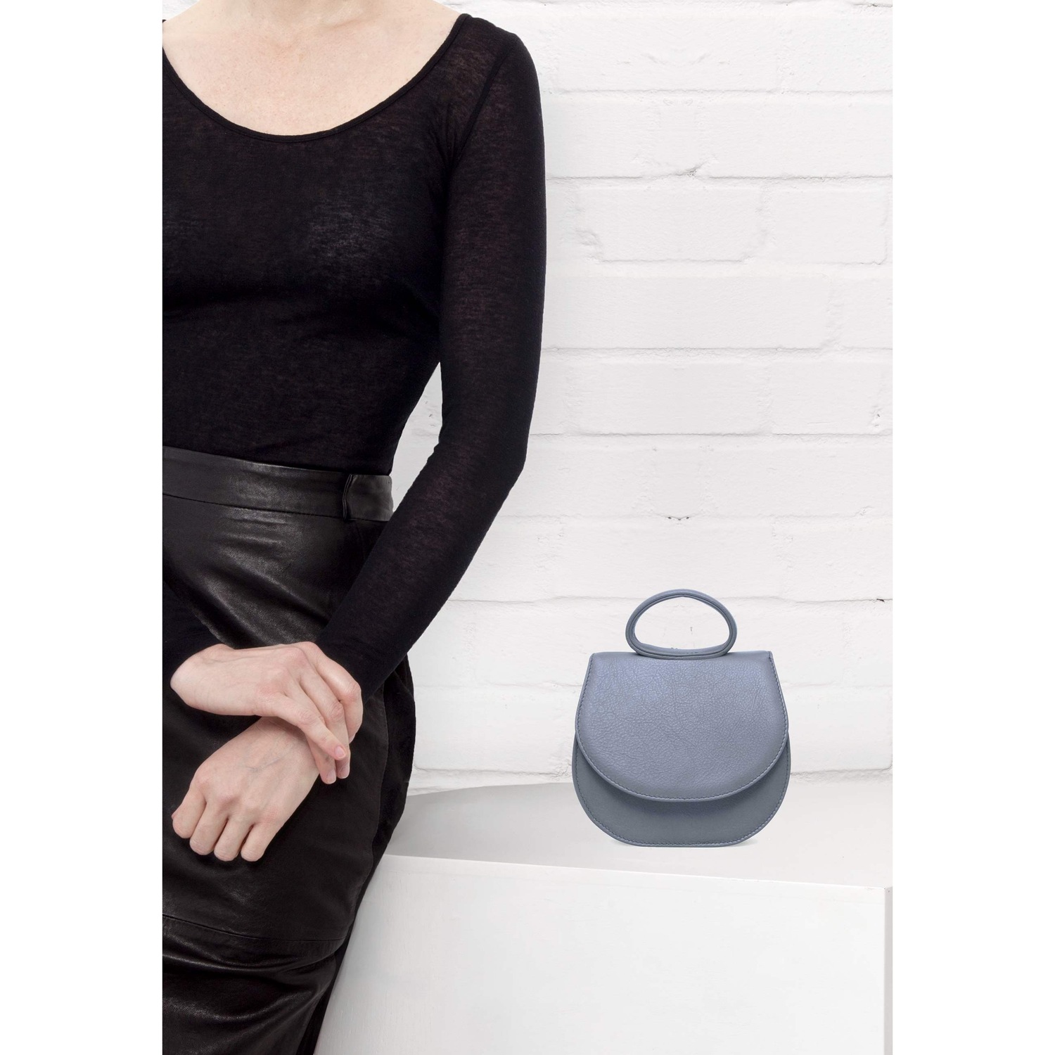 Schultertasche Ebony Mini Loop Bag aus italienischem Kalbsleder