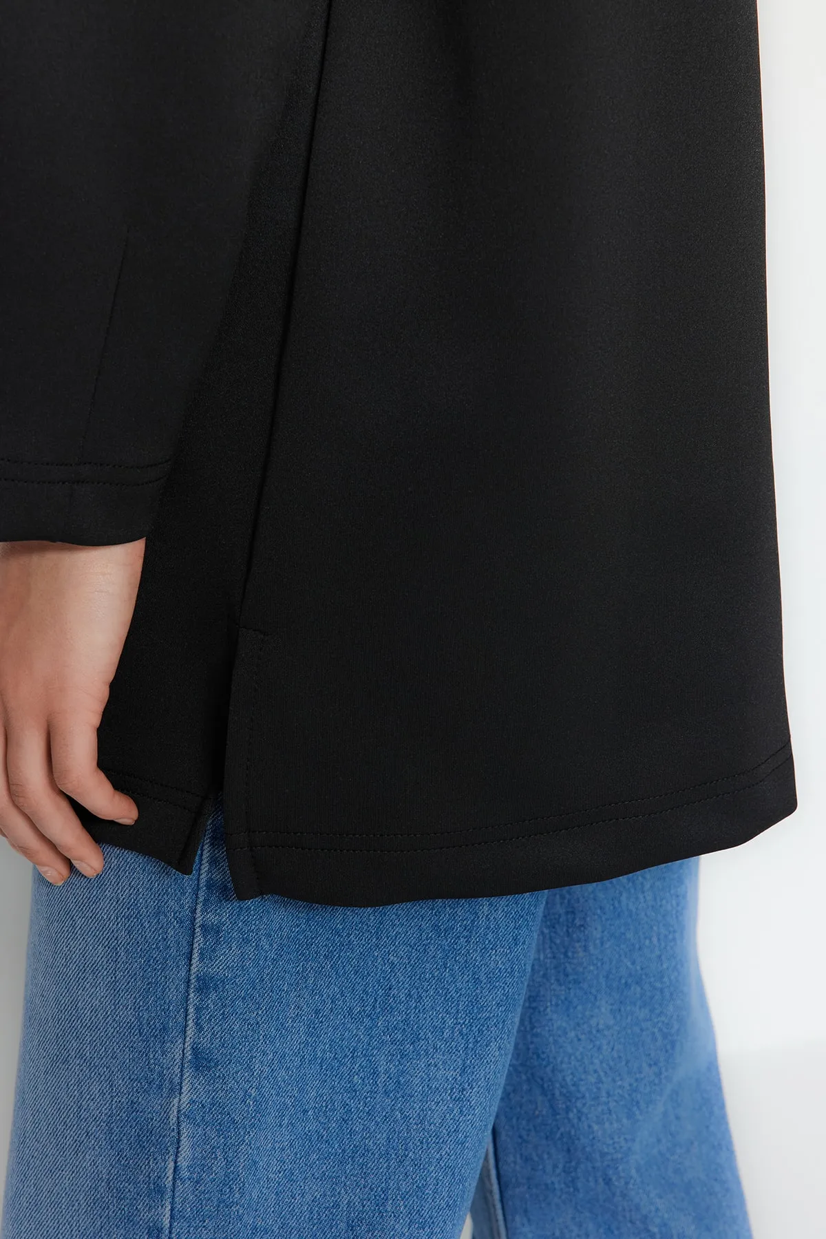 Trendyol Modest  Schwarzes, schlicht gestricktes Taucher-/Scuba-Sweatshirt mit Reißverschluss und detailliertem Ausschnitt TCTAW23TW00198