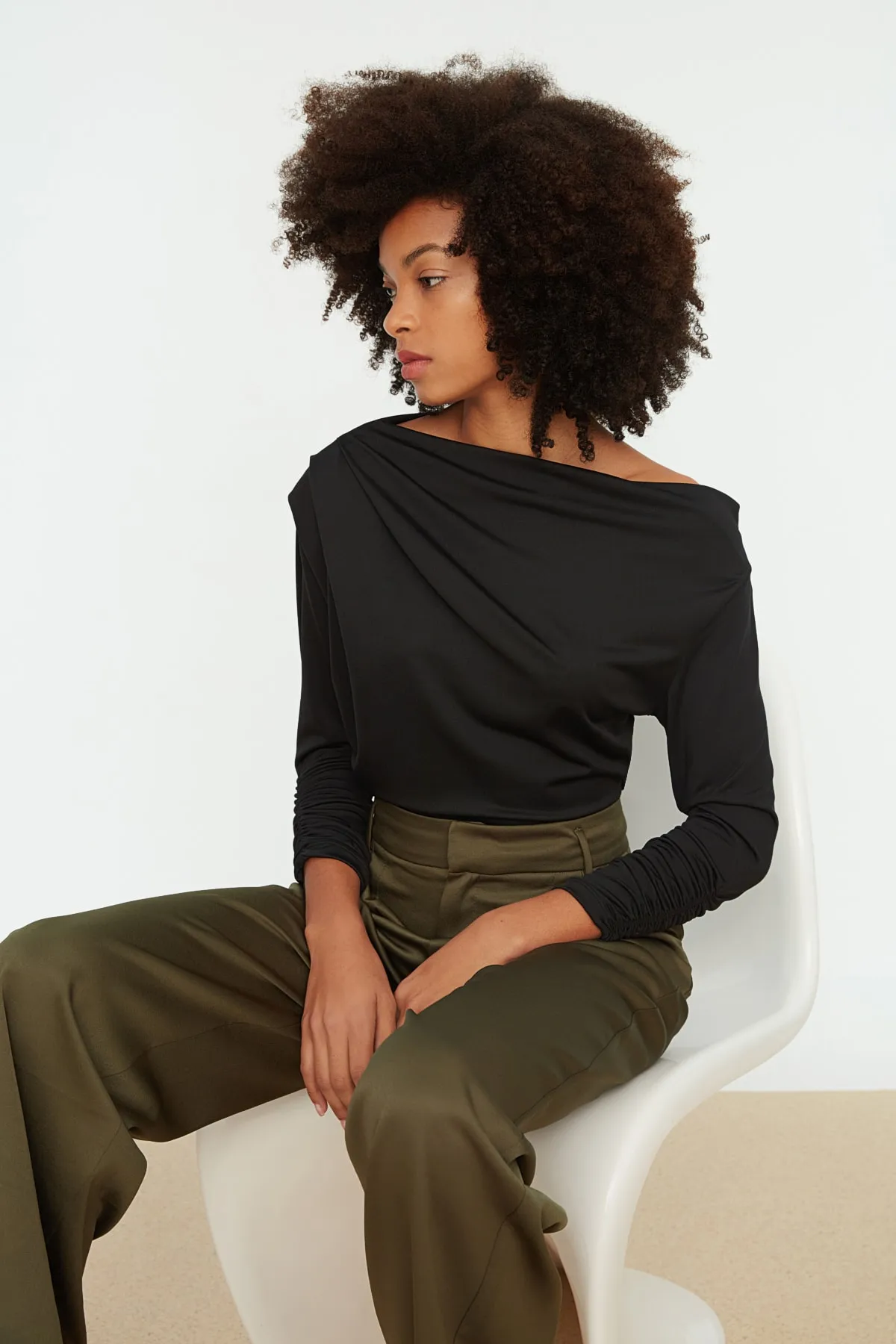 Trendyol Collection  Schwarze, fließende, dehnbare Strickbluse mit asymmetrischem Kragen TWOAW21BZ1383
