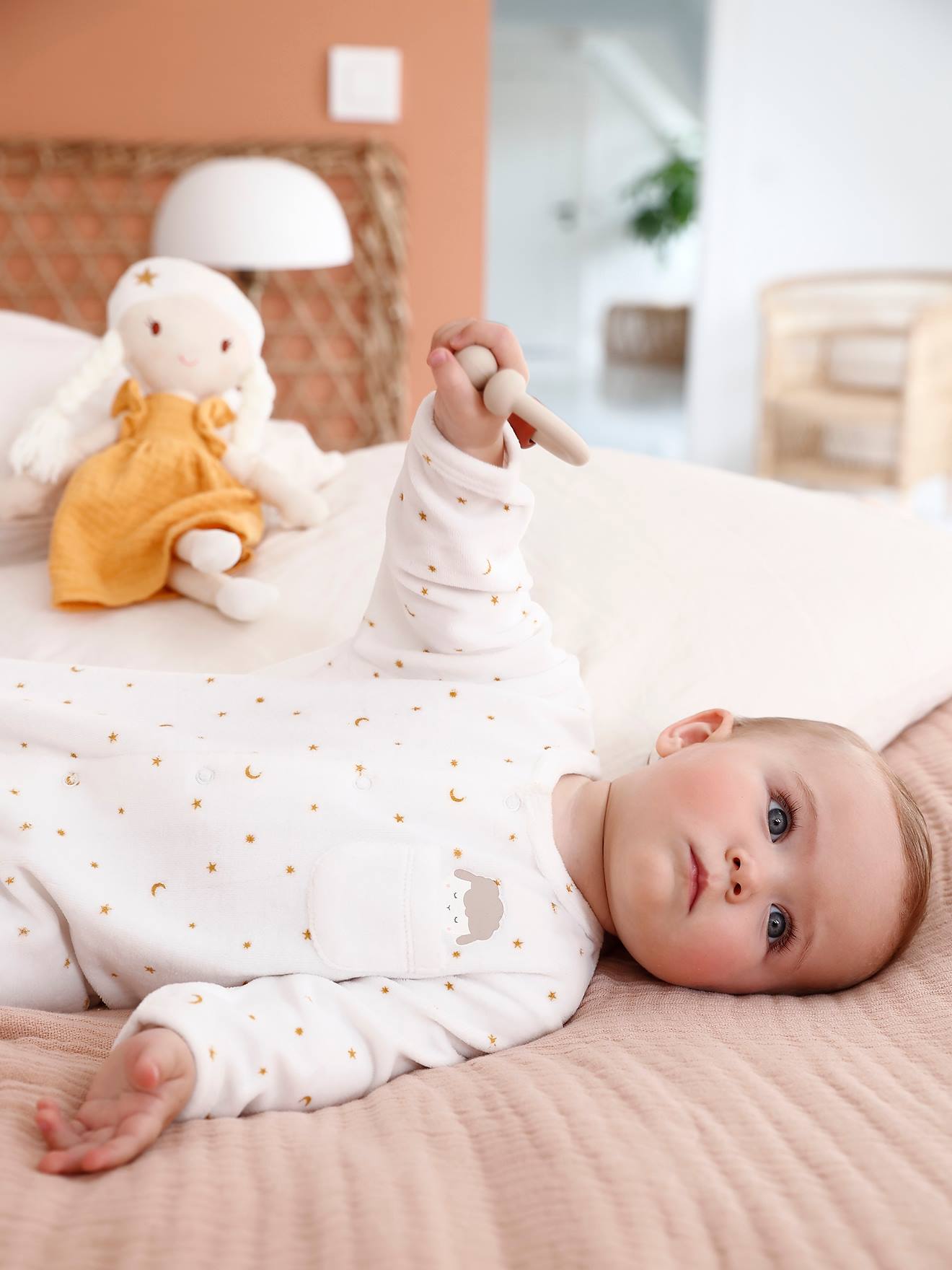 Dors-bien mouton en velours bébé ouverture naissance écru