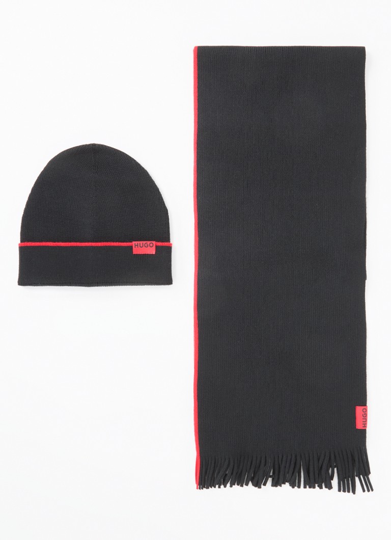 Set căciulă și eșarfă HUGO BOSS din material tricotat fin, 172 x 23 cm, ambalat în cutie cadou.