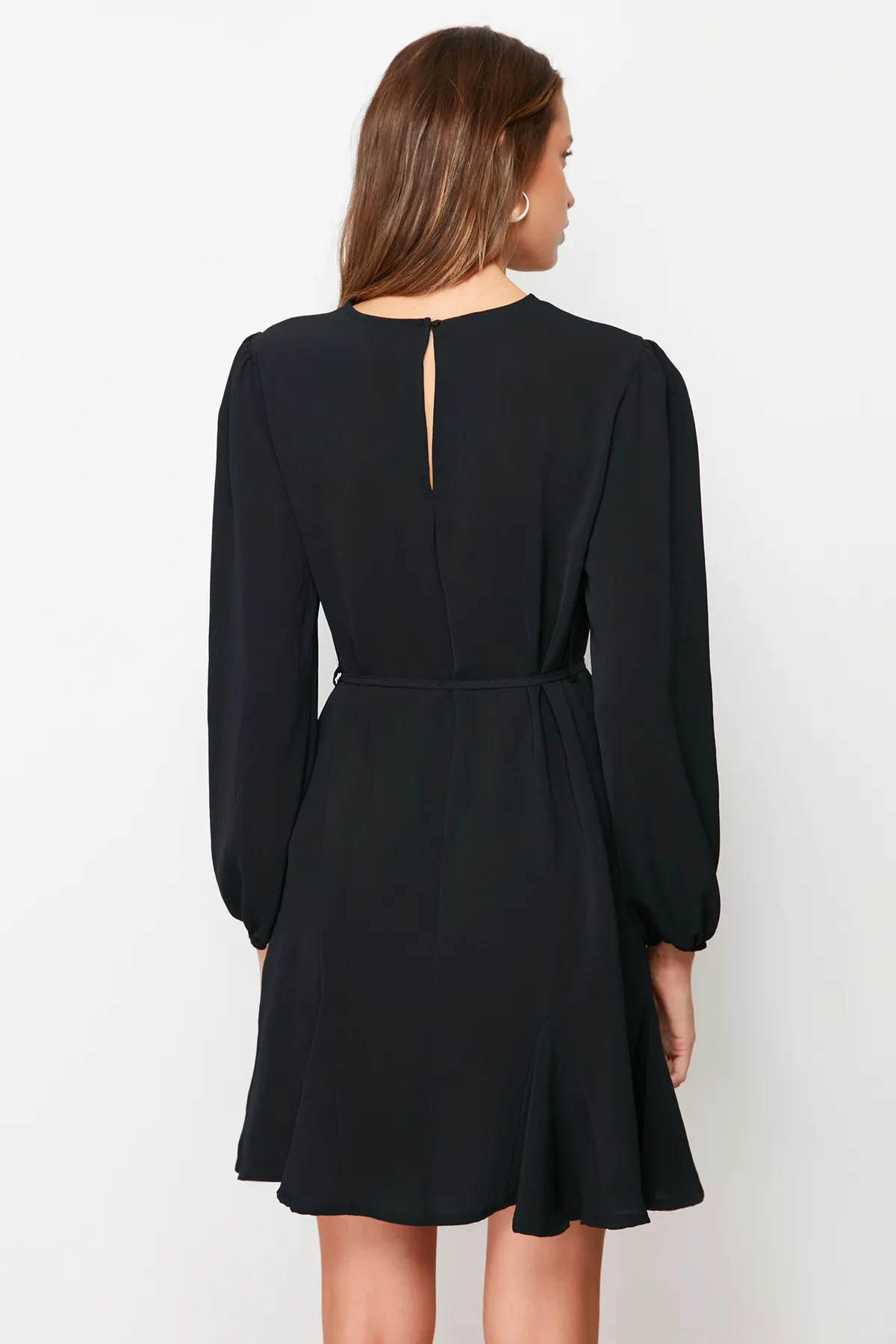 Trendyol Collection  Schwarzes, gerade geschnittenes Mini-Webkleid mit Rundhalsausschnitt und Gürtel TWOAW24EL00337
