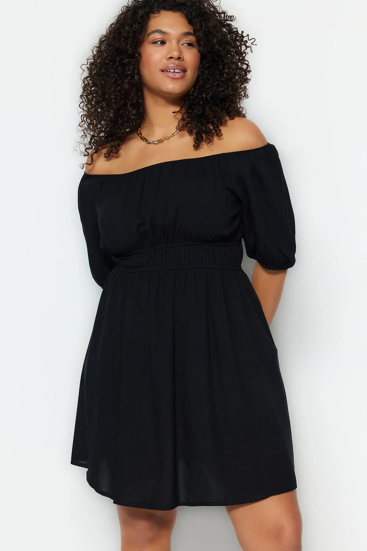 Trendyol Curve  Schwarzes, gewebtes Kleid mit Carmenkragen und Taillendetails TBSSS23AH00090