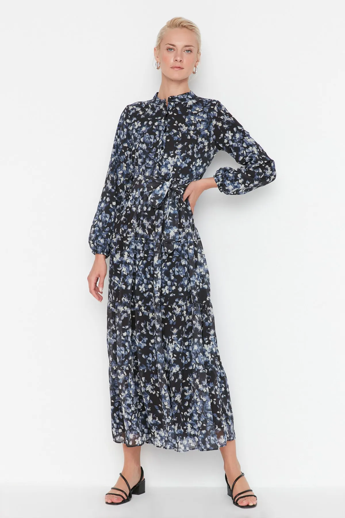 Trendyol Modest  Schwarzes, gefüttertes Chiffon-Kleid mit Blumenmuster, Schärpe und Detail TCTSS21EL3346