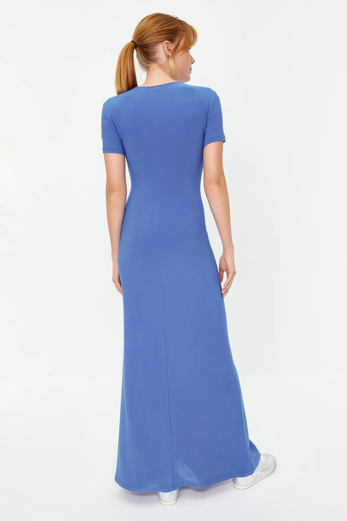 Trendyol Collection  Blaues kurzärmliges, figurbetontes Maxi-Bleistiftkleid mit Rundhalsausschnitt und flexiblem Strick TWOSS24EL00097