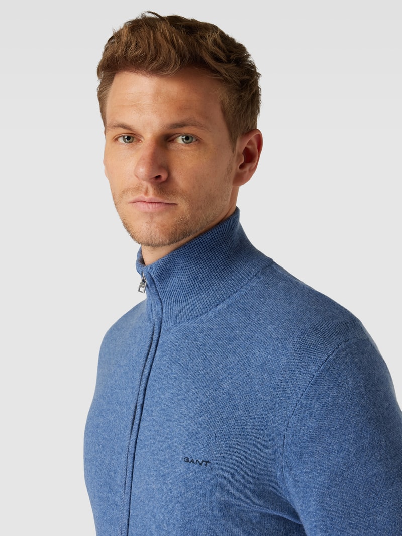 Strickjacke aus Lammwoll-Mix mit Stehkragen und Label-Stitching in hellblau meliert