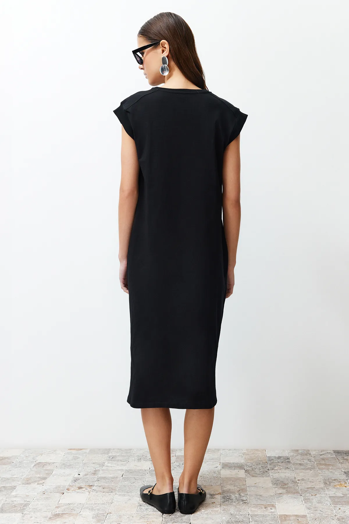 Trendyol Collection  Schwarzes, schlichtes T-Shirt-Kleid aus 100 % Baumwolle, Etuikleid mit Mondärmeln und bequemem Schnitt, Midi-Midikleid TWOSS24EL00126