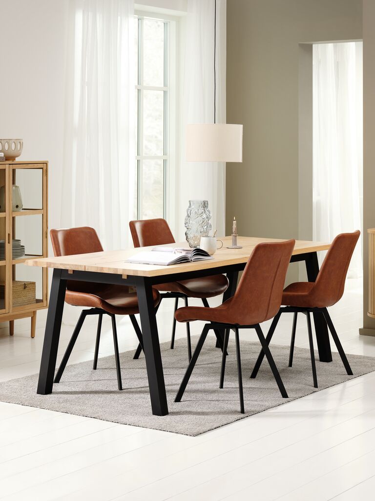 SKOVLUNDE HYGUM SKOVLUNDE L200 table natural oak 4 HYGUM chair cognac