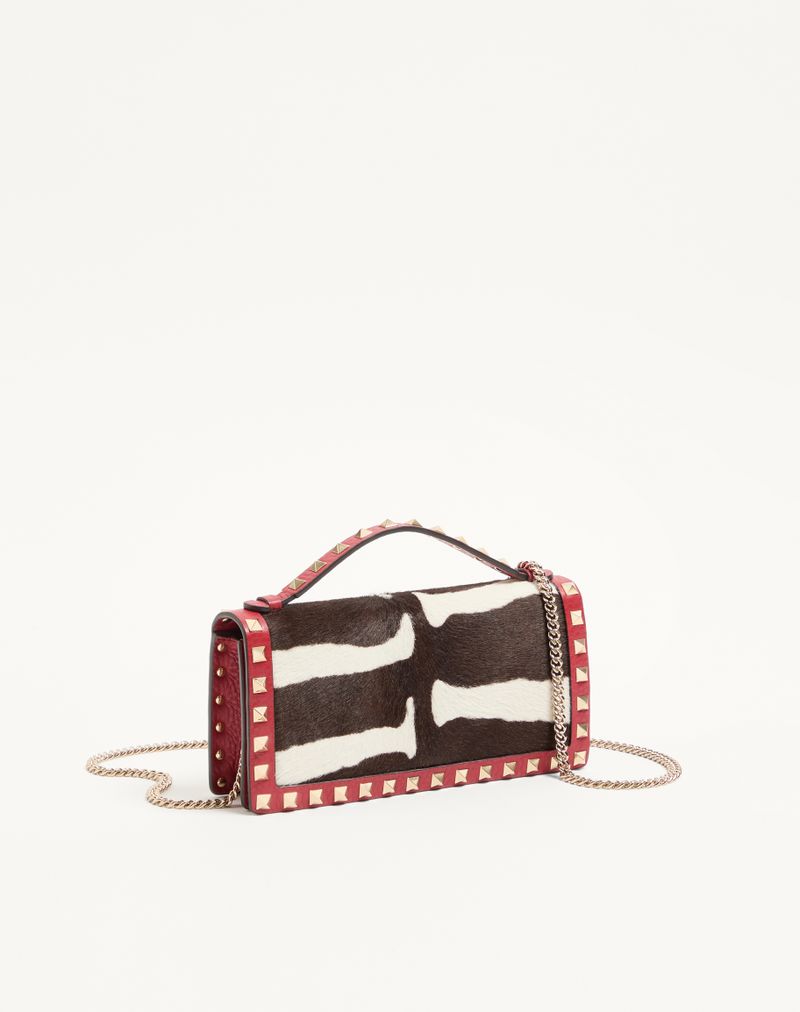 Carteira Valentino Garavani Rockstud Chain em couro de bezerro com efeito de pele de pônei e estampa animal.