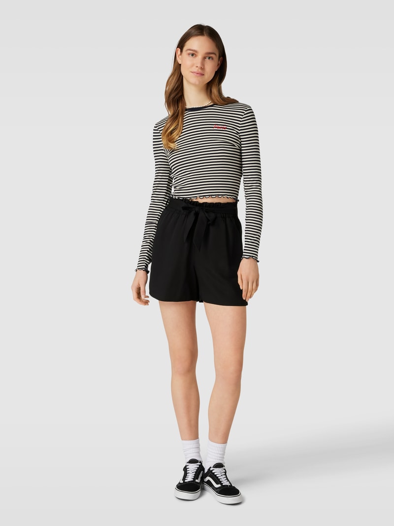 Shorts mit Stoffgürtel in schwarz
