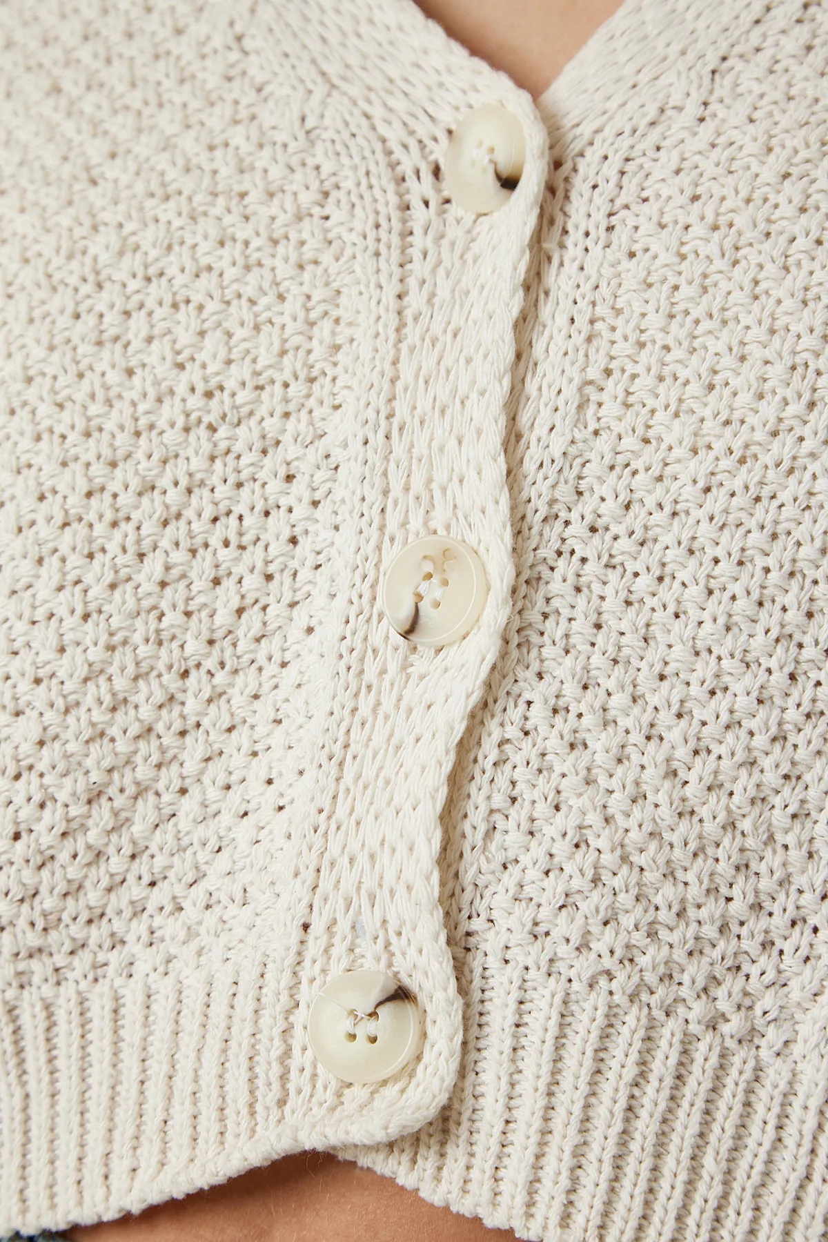 Happiness İstanbul  Cremefarbene kurze Strickjacke mit Knopfleiste und Motiv für Damen MW00132
