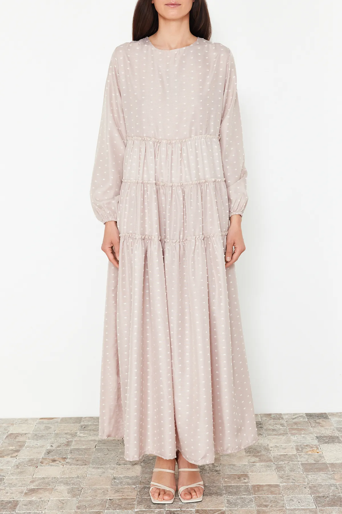 Trendyol Modest  Beiges, bequemes, gewebtes Kleid mit Tupfenmuster TCTSS24EB00243