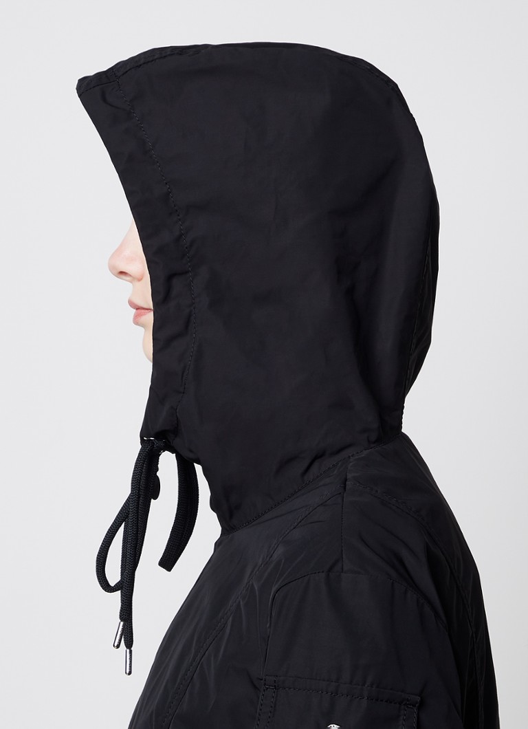 Parka Moncler cu buzunare cu clapă și glugă.