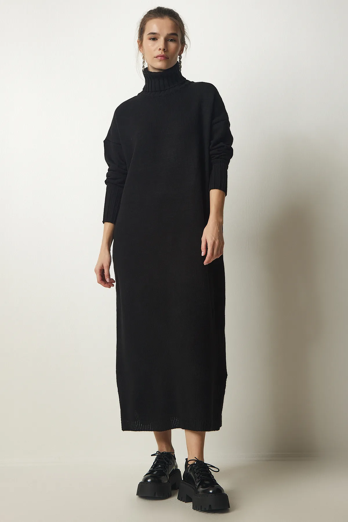 Happiness İstanbul  Schwarzes Oversize-Strickkleid mit Rollkragen und Schlitz für Damen PF00042