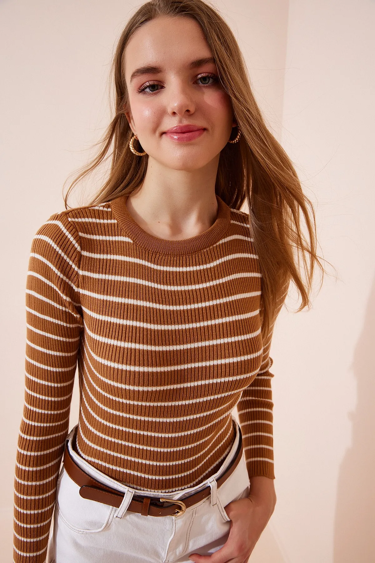 Happiness İstanbul  Damen-Strickpullover aus geripptem Lycra mit Streifen in Dunkelbraun, BP00134