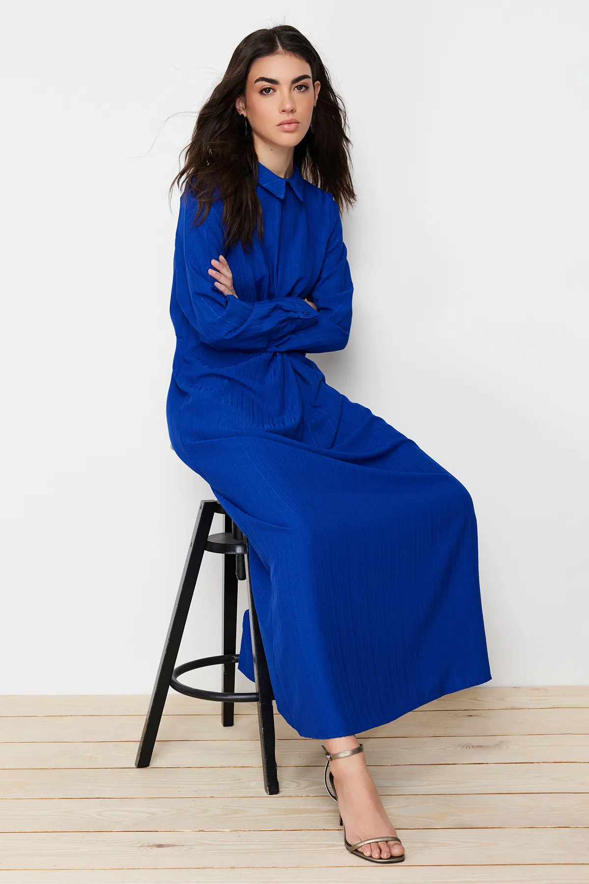 Trendyol Modest  Saks-Webkleid mit Knoten vorne und Reißverschluss, detailliert TCTSS23EB00137
