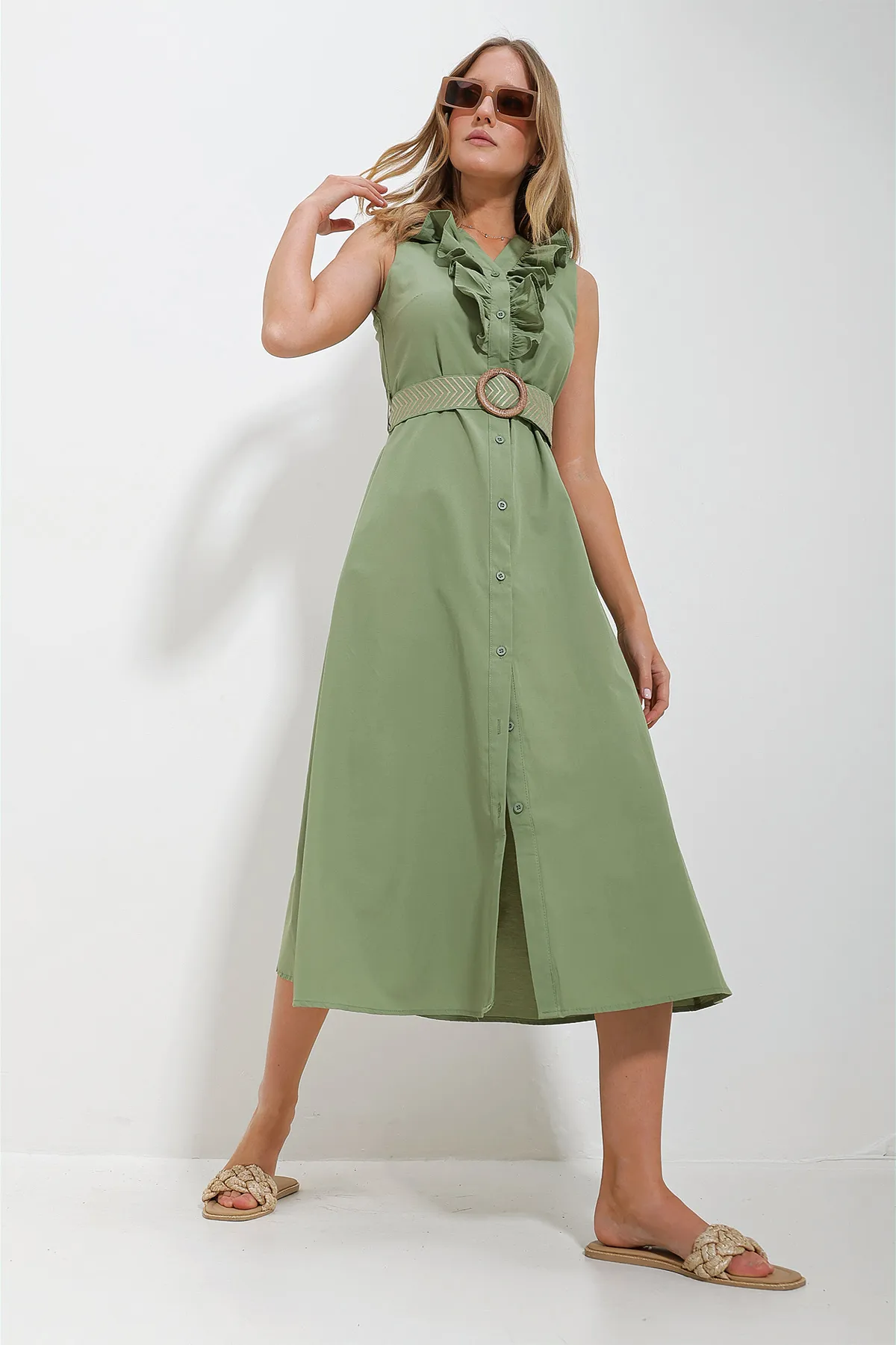 Trend Alaçatı Stili  Damenkleid aus Popeline in Khaki mit Rüschengürtel vorne und gewebtem Kleid ALC-X11609