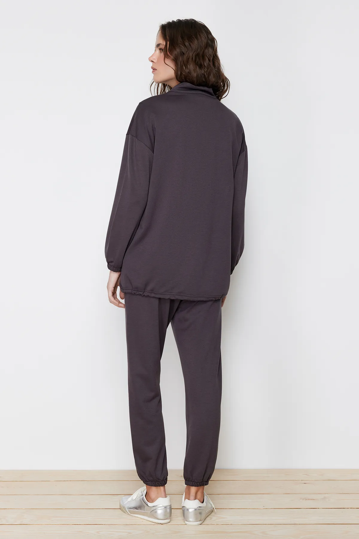 Trendyol Modest  Anthrazitfarbenes Strick-Trainingsanzug-Set mit hohem Kragen und Kordelzug und Reißverschluss TCTAW22EN0051