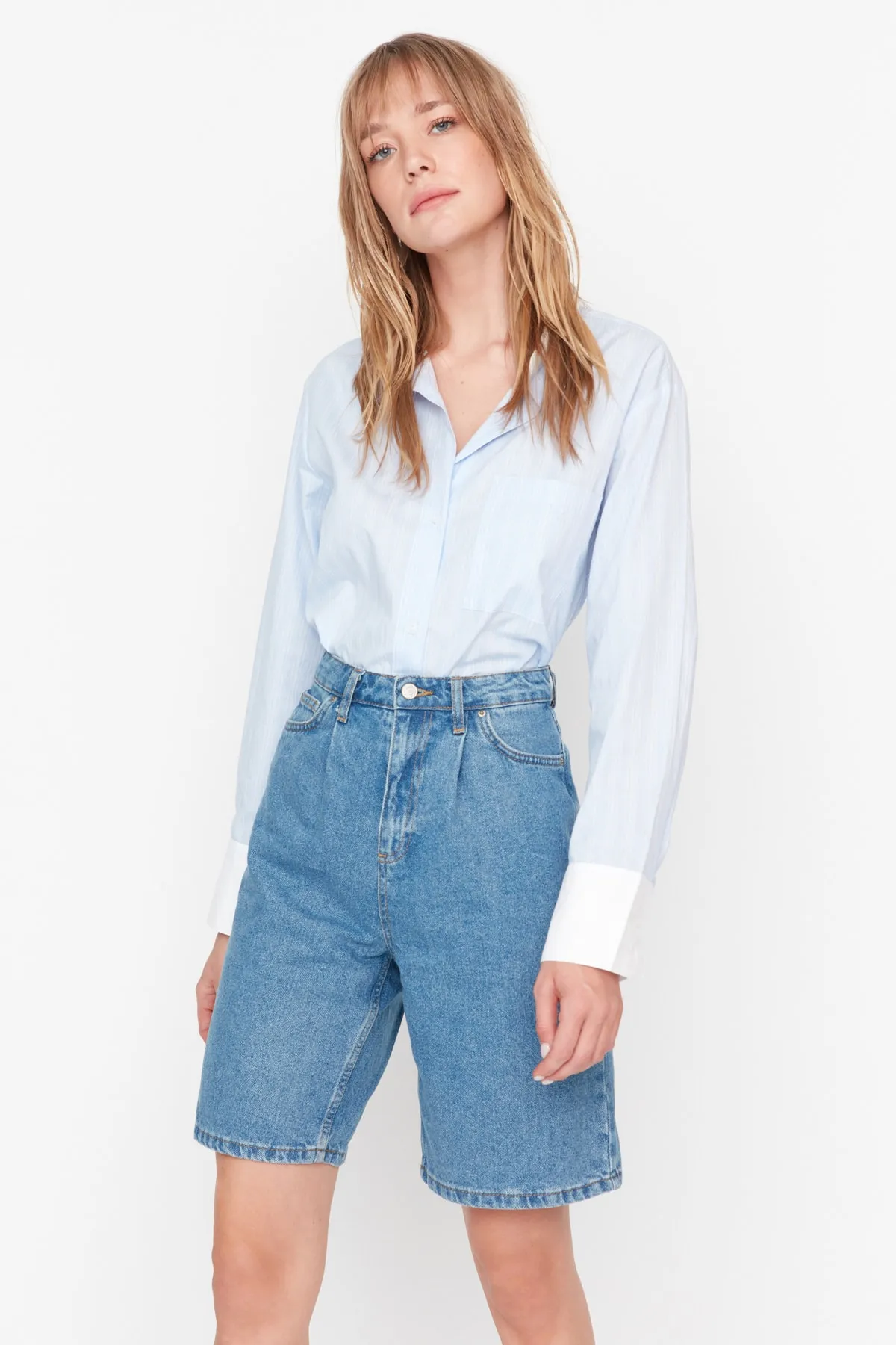 Trendyol Collection  Blaue, plissierte Jeansshorts TWOSS21SR0121