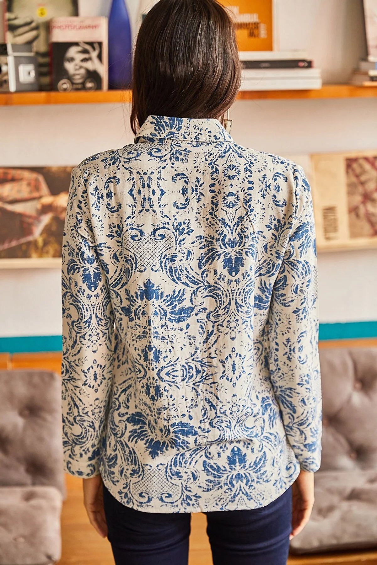 Olalook  Ecru-blau gemustertes Viskosehemd für Damen GML-19000891