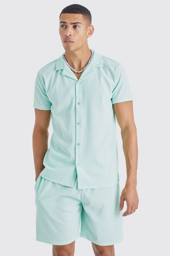 Kurzärmliges geripptes Hemd und Shorts