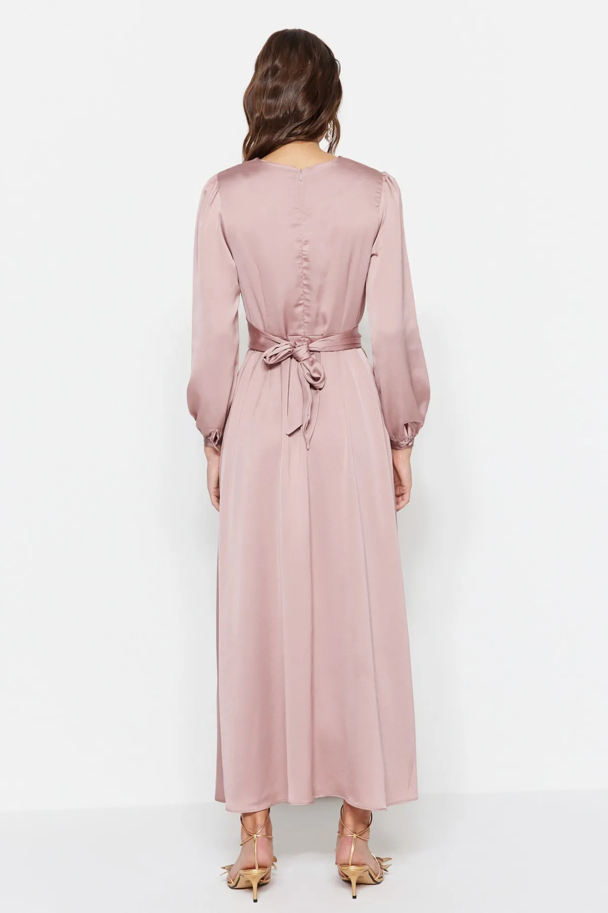 Trendyol Modest  Rosa Satin-Abendkleid mit überkreuzten Bindedetails TCTAW22EB0105