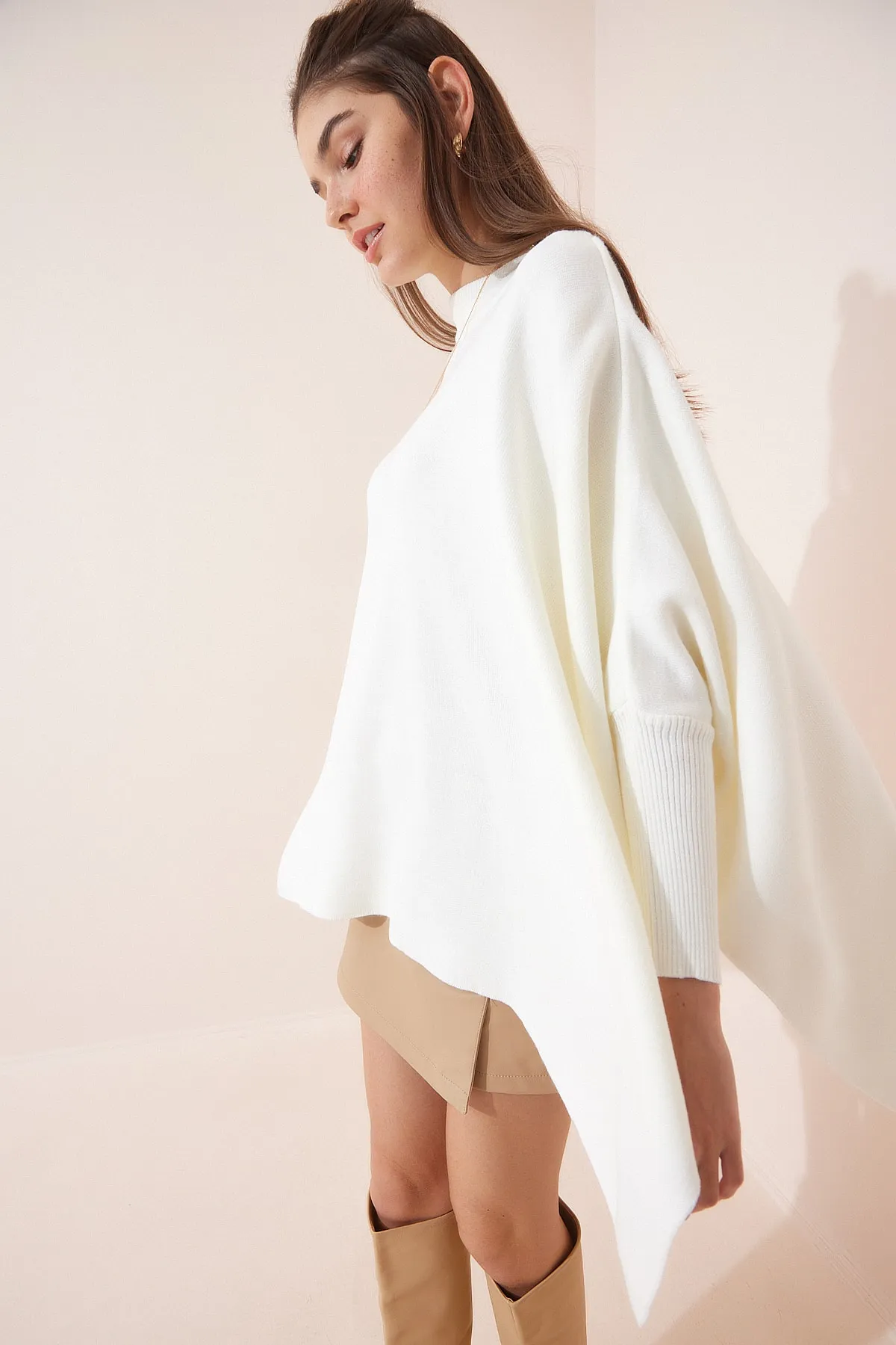 Happiness İstanbul  Ecrufarbenes Oversize-Poncho-Sweatshirt mit Seitenschlitz für Damen YY00005