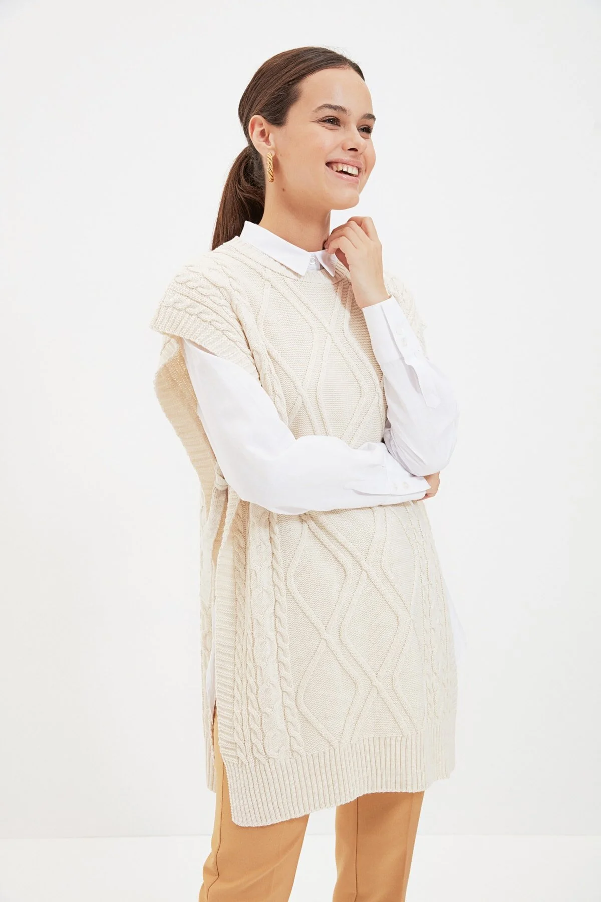 Trendyol Modest  Beigefarbener geflochtener Strickpullover mit Schnürung an der Taille TCTAW22UV0018