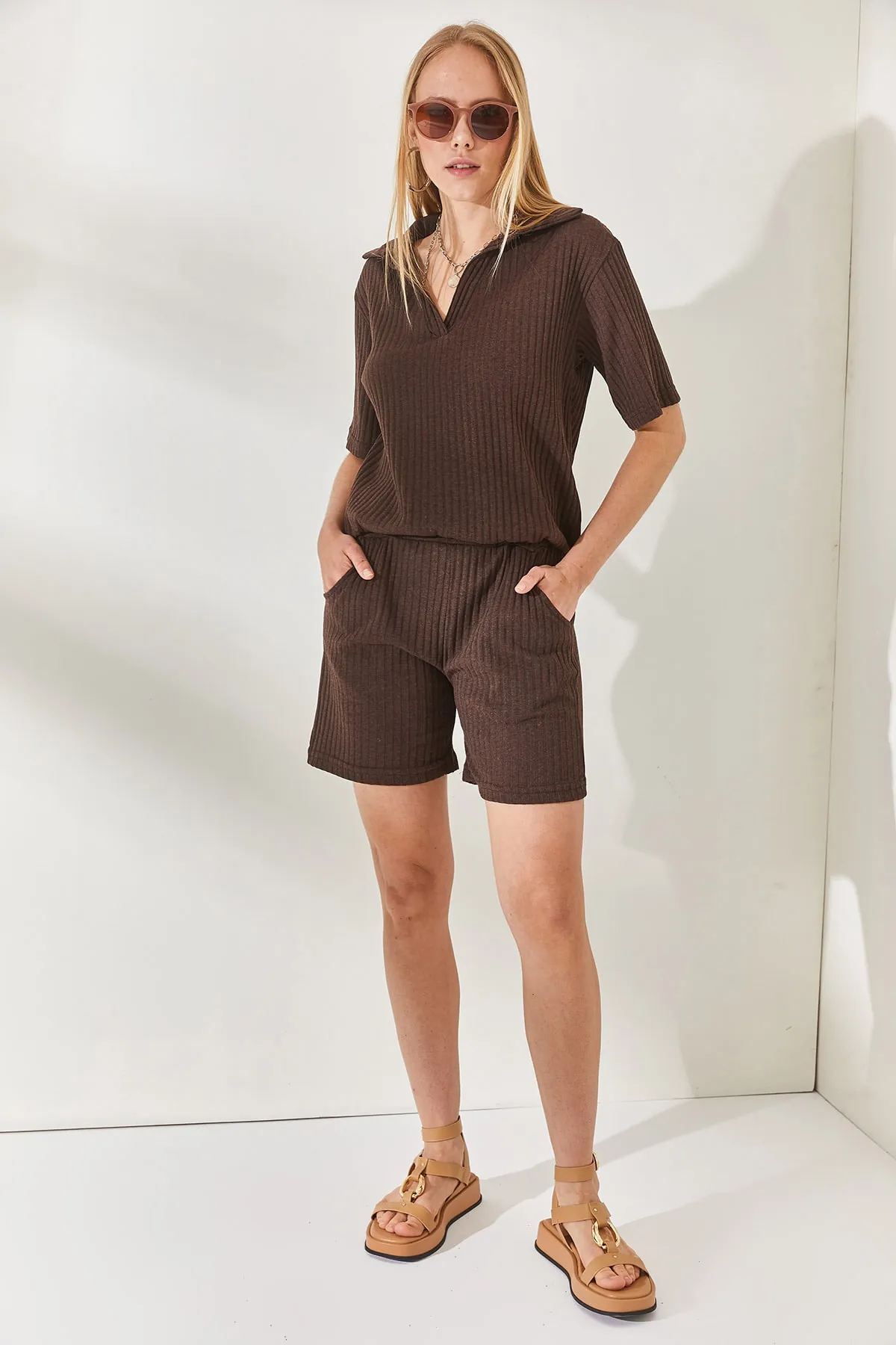 Olalook  Bitter Brown Geripptes Set mit Polokragen, Oberteil und Tasche sowie Shorts TKM-19000197